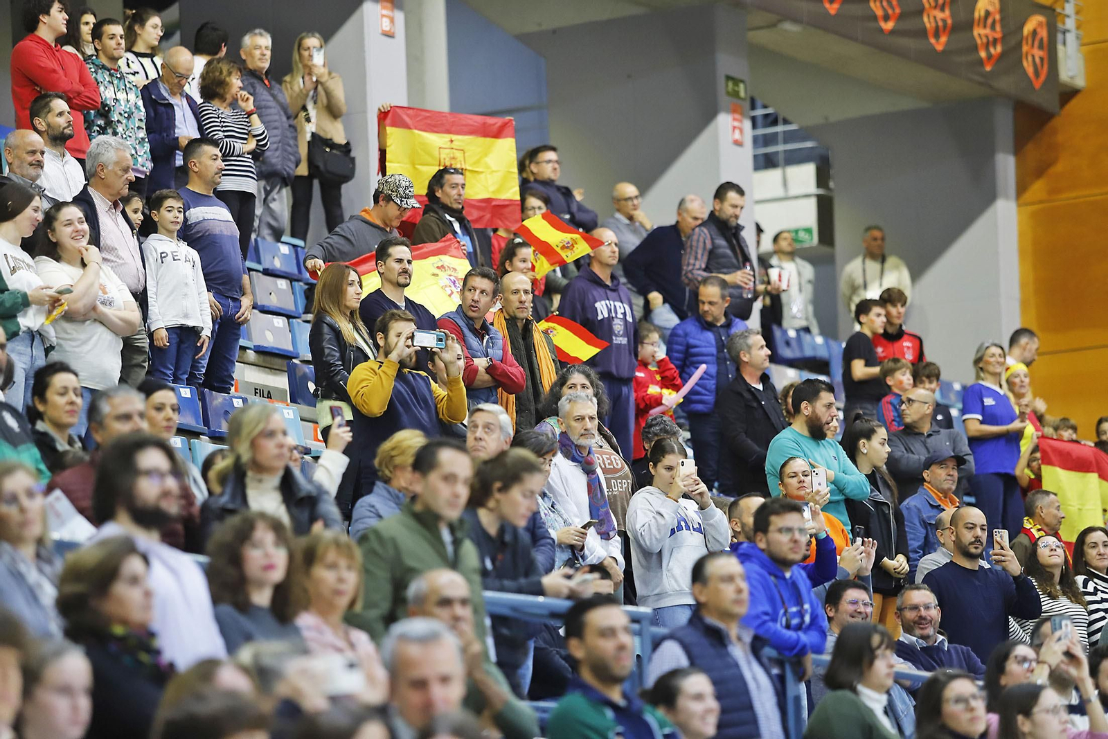 Ambiente en las gradas en el partido de la selección Española femenina de baloncesto contra Islnadia
