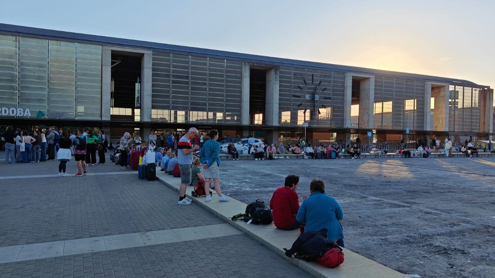 Los viajeros aguardan noticias en la Estación de Tren de Córdoba tras el apagón eléctrico.
