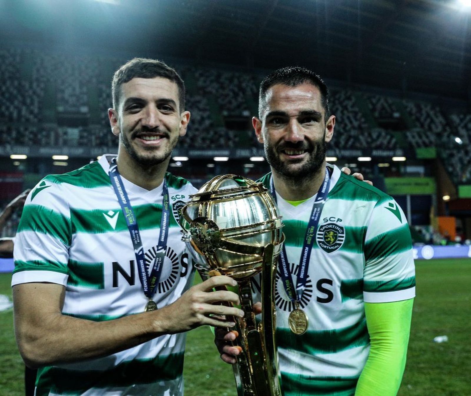 Feddal y Adán con el trofeo de campeones.