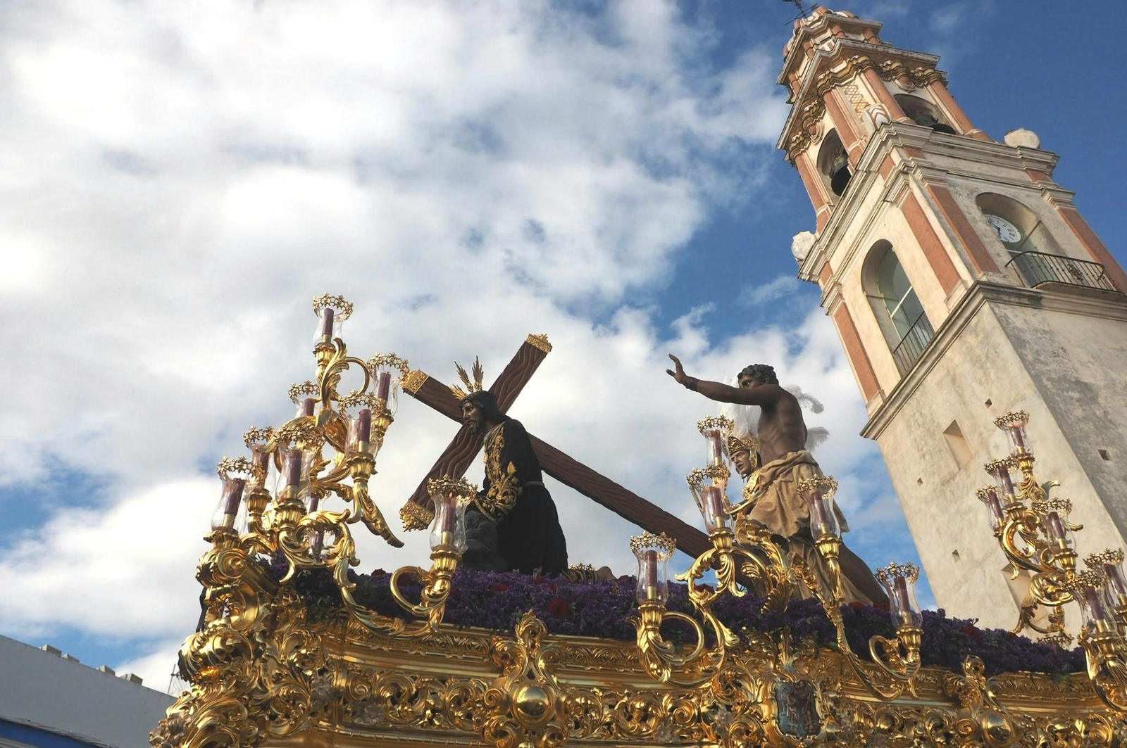 El Salvador fue el lugar de salida de la procesión ayamontina de Jueves Santo.