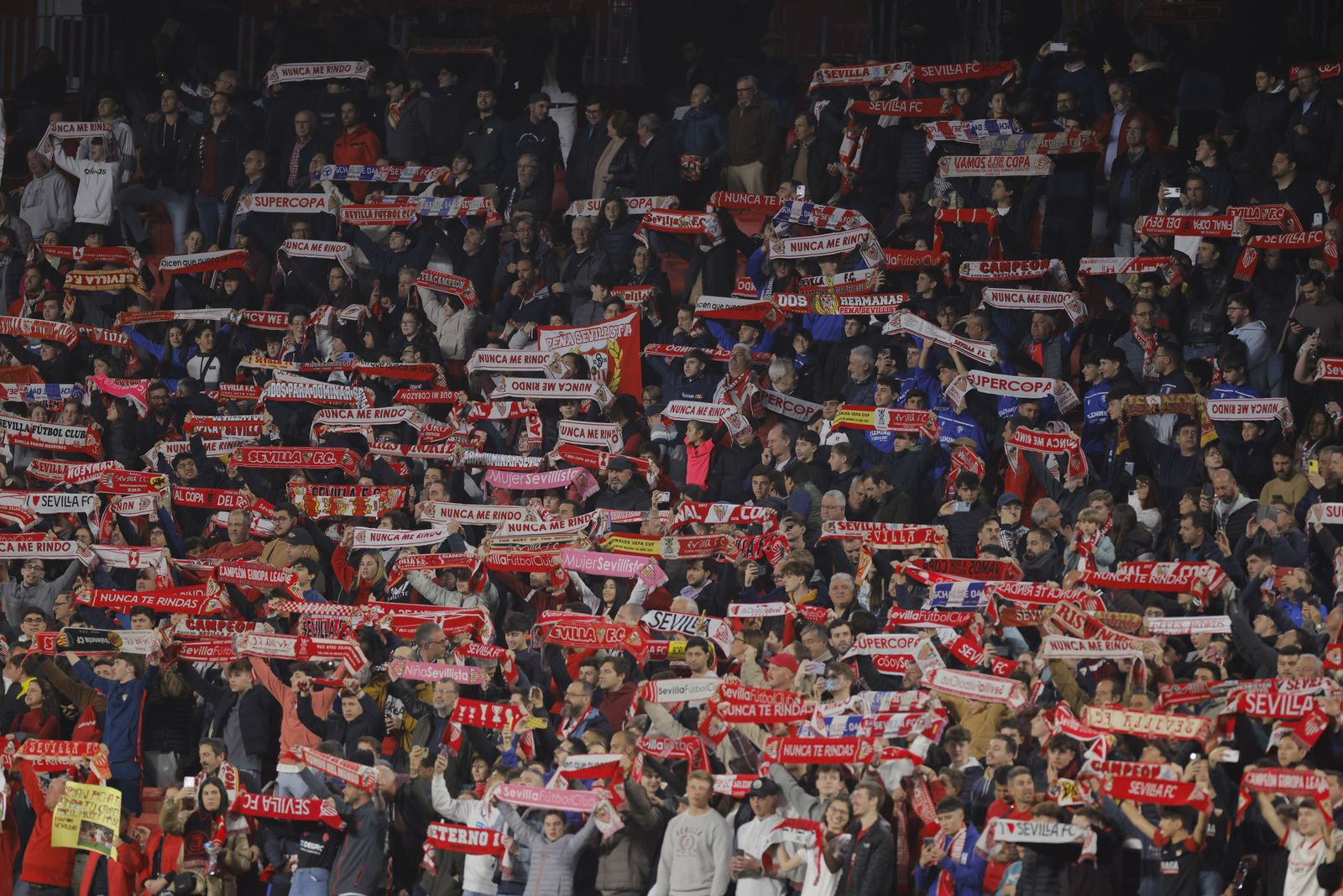 Búscate en las fotos del SEVILLA FC-PSV EINDHOVEN