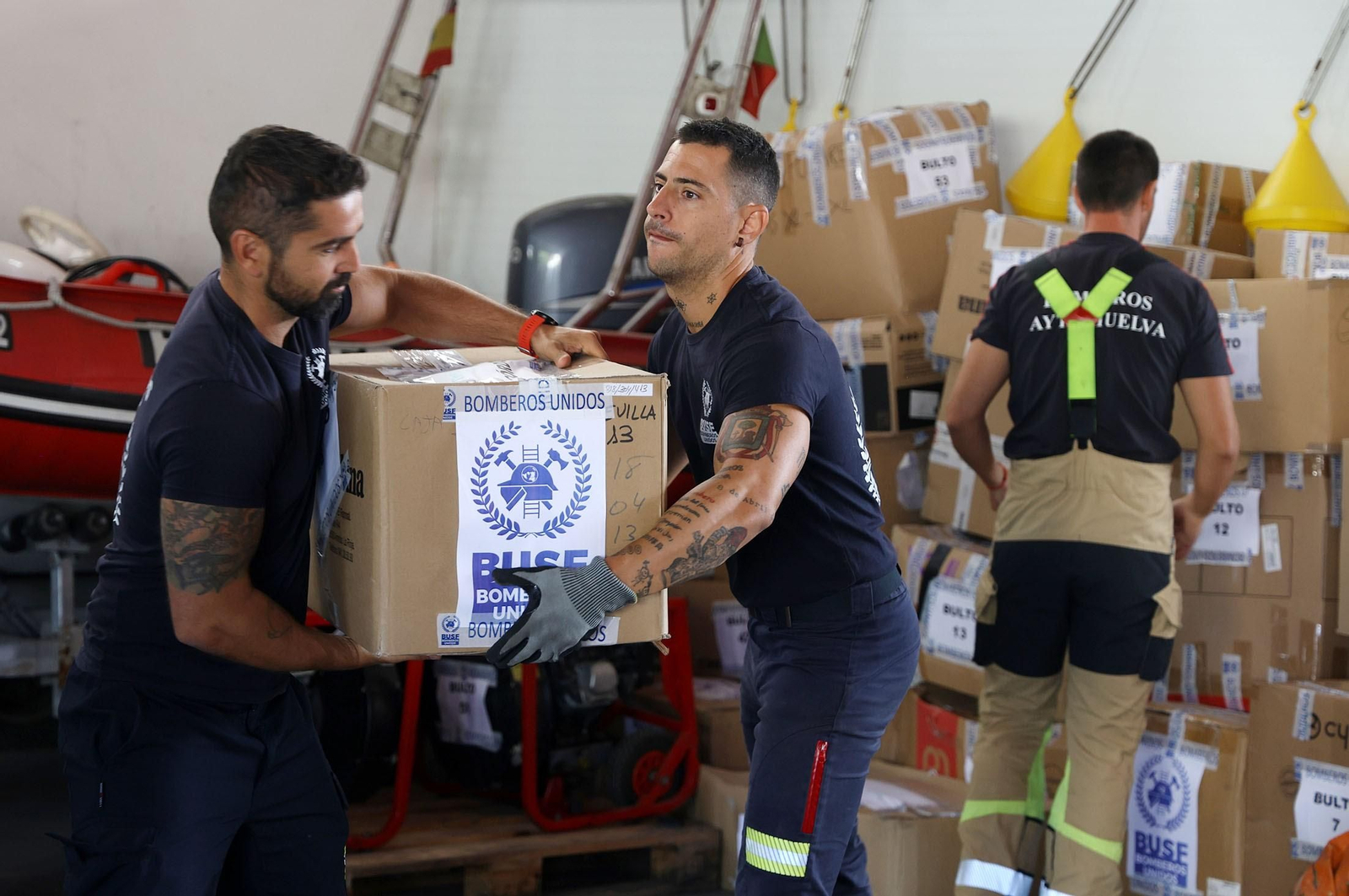 Bomberos Unidos Sin Fronteras preparando el envío de kits de ayuda humanitaria, en una imagen de archivo.