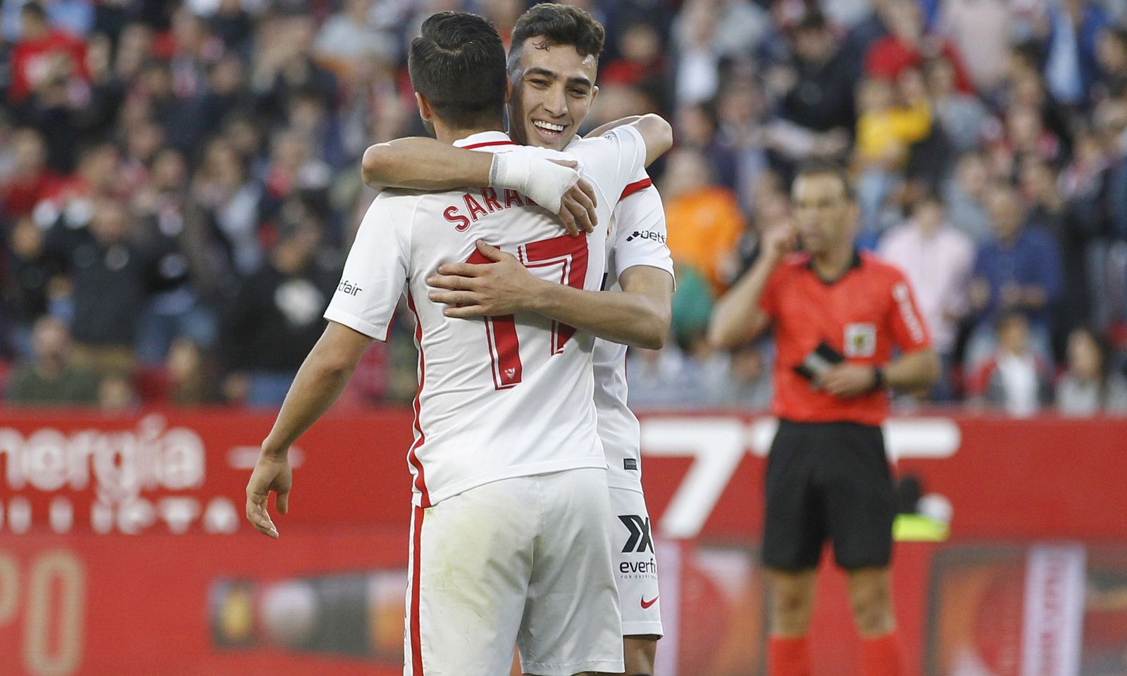 Munir se abraza a Sarabia después de su gol.