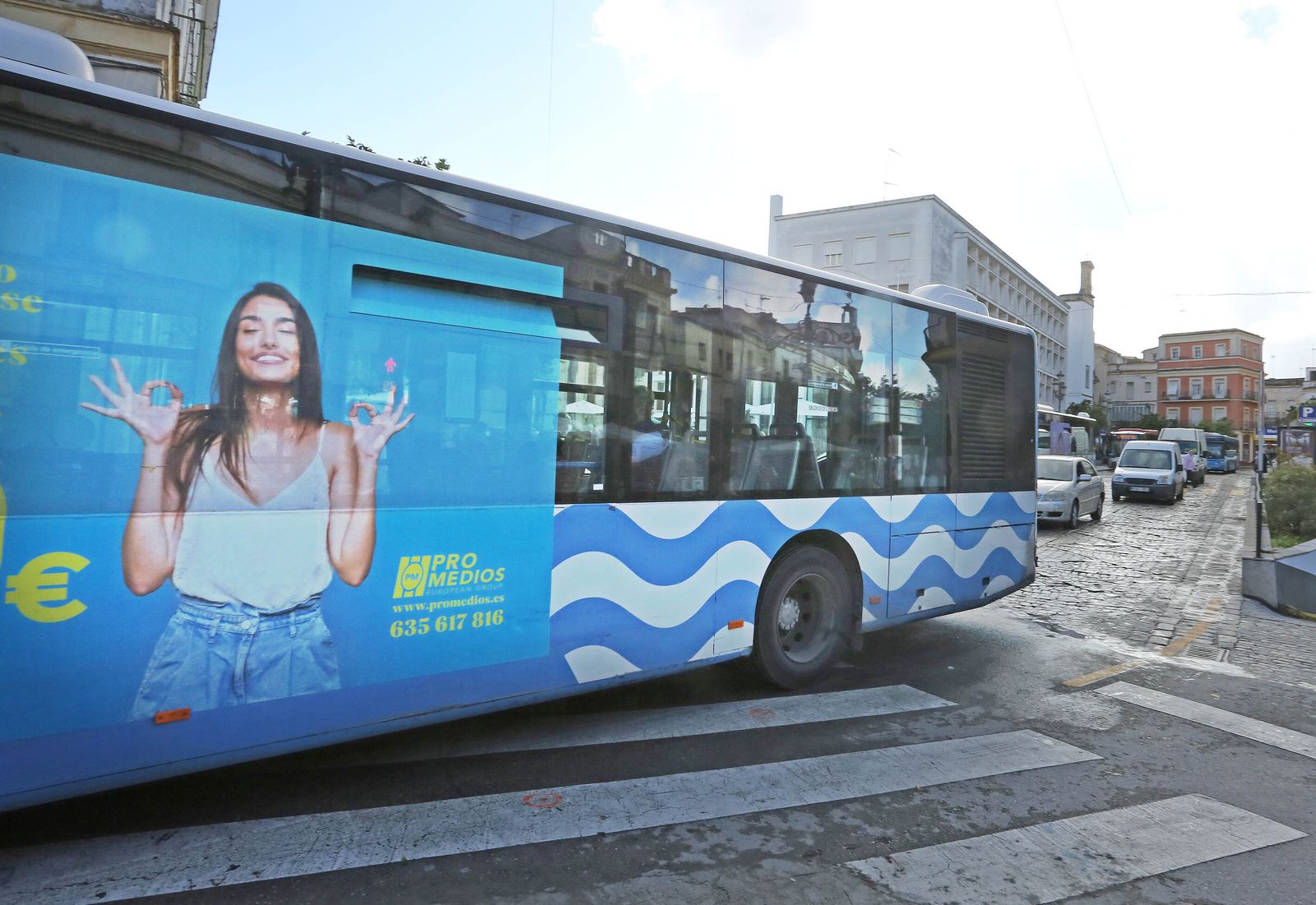 Un autobús urbano saliendo de la plaza Esteve.