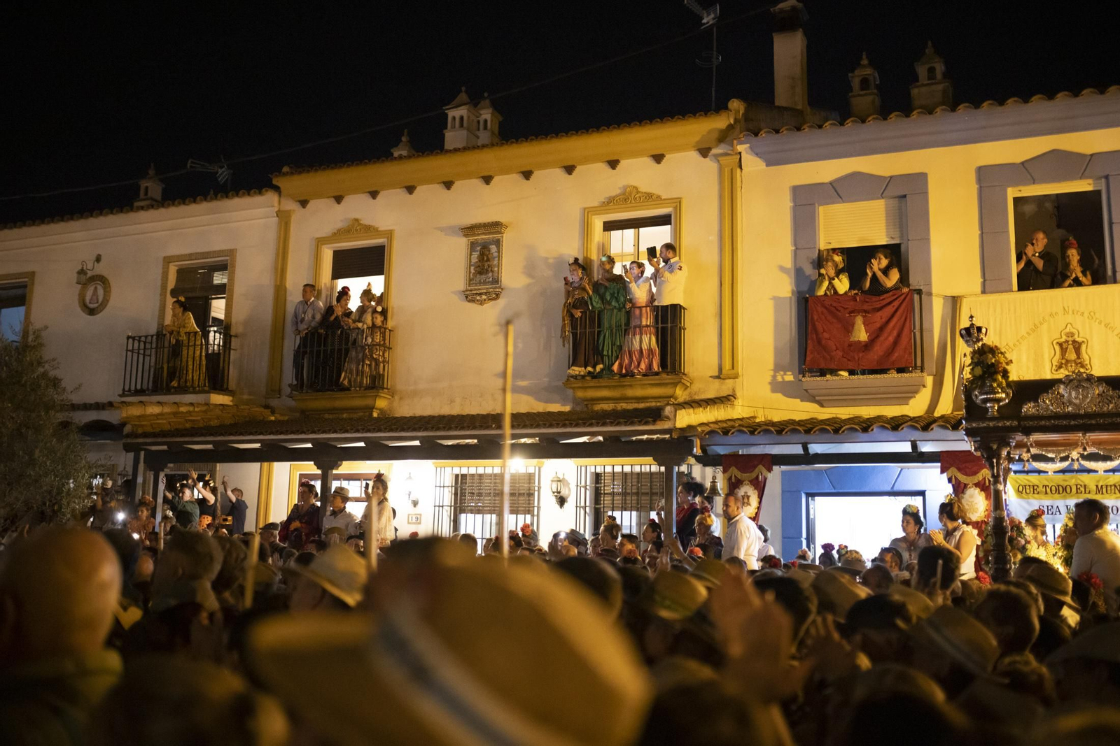 El Rocío 2023: Imágenes de la entrada de la Hermandad de Huelva en El Rocío