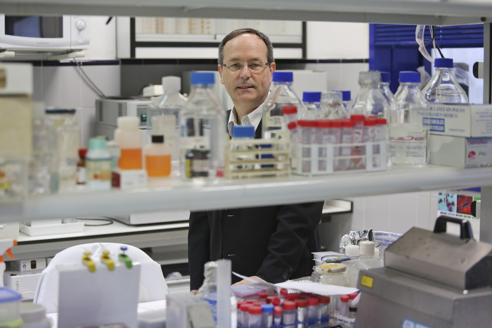 John Mackay, ayer, en un laboratorio del centro de investigación y desarrollo de la Universidad de Málaga. John Mackay, ayer, en un laboratorio del centro de investigación y desarrollo de la Universidad de Málaga.