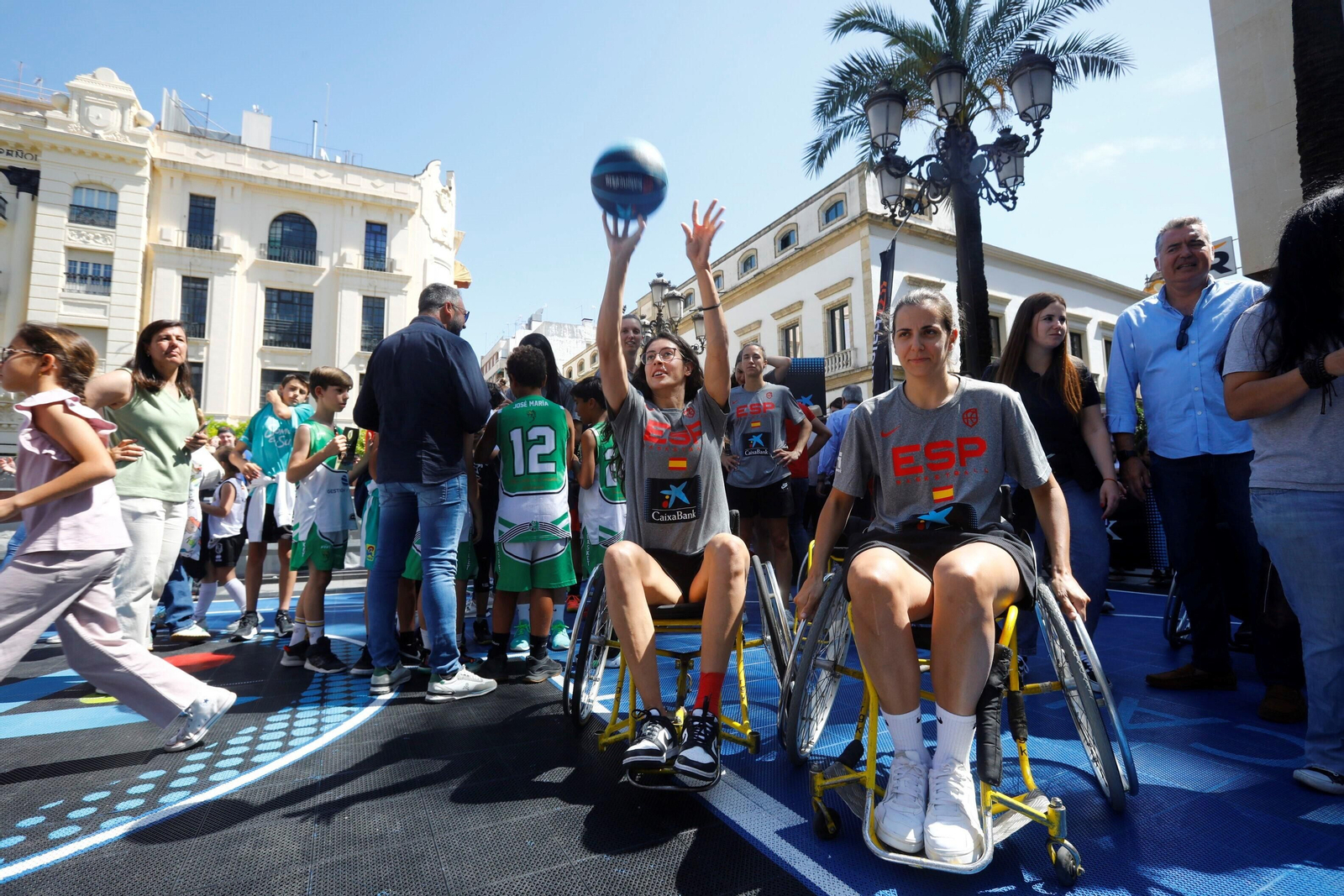 La selección española femenina de baloncesto visita la pista de 3x3 ubicada en Las Tendillas