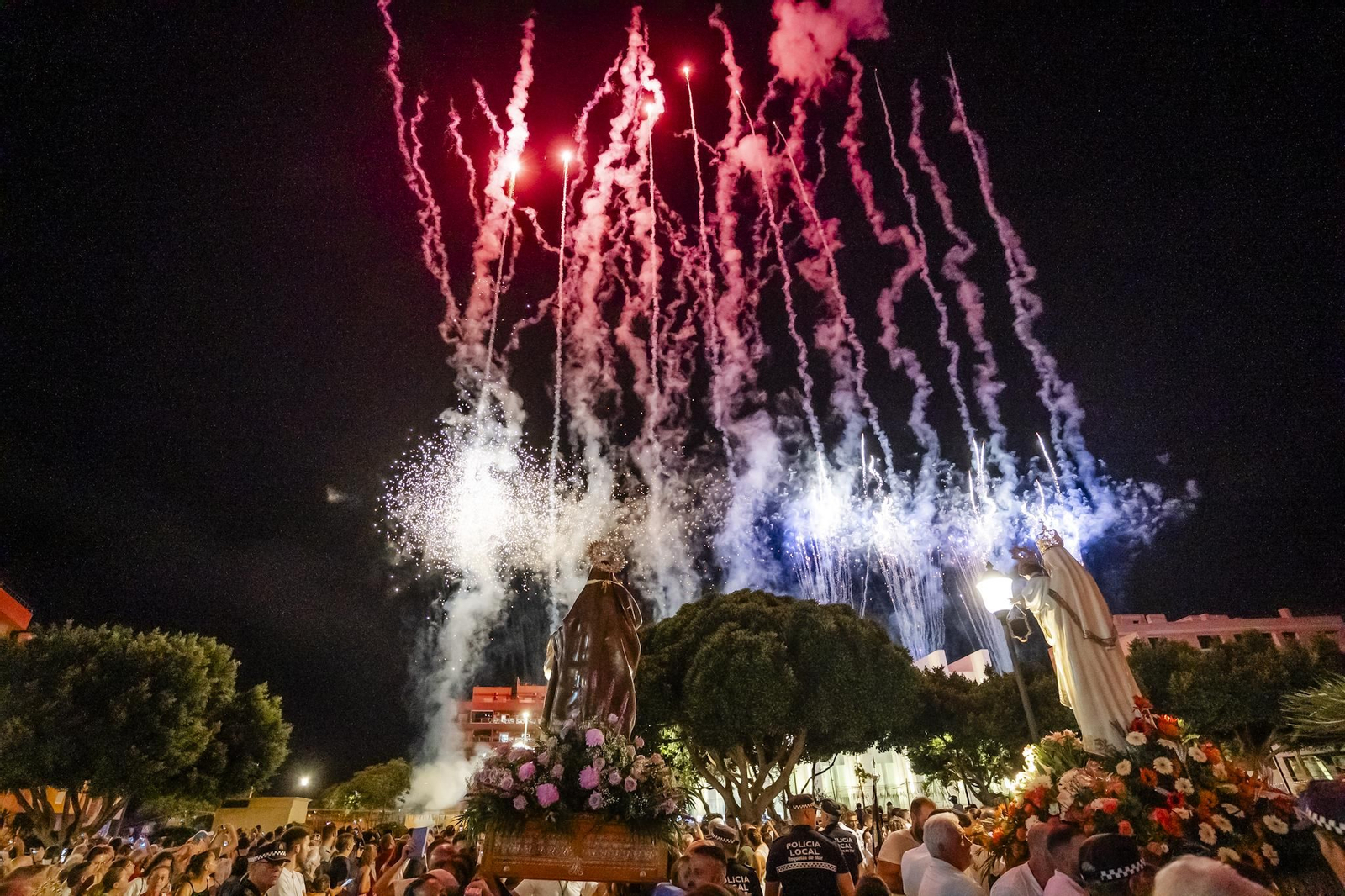 La procesión de la Virgen del Carmen y Santa Ana pone el broche final a las fiestas del Puerto de Roquetas