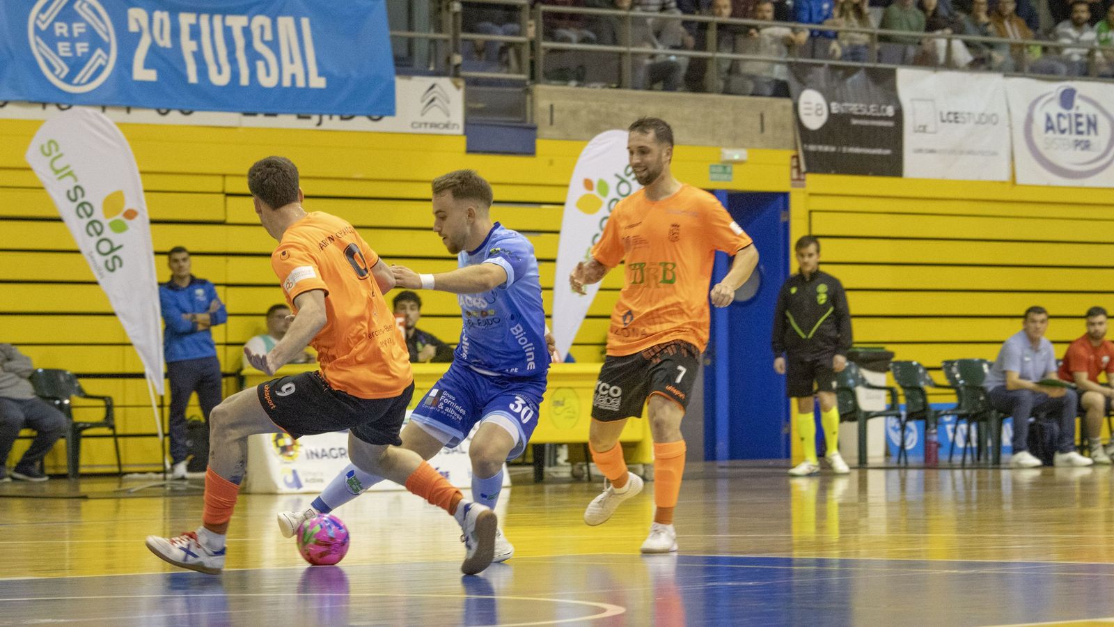 El celeste Jon intenta sortear la entrada de un rival durante el encuentro frente a los madrileños.