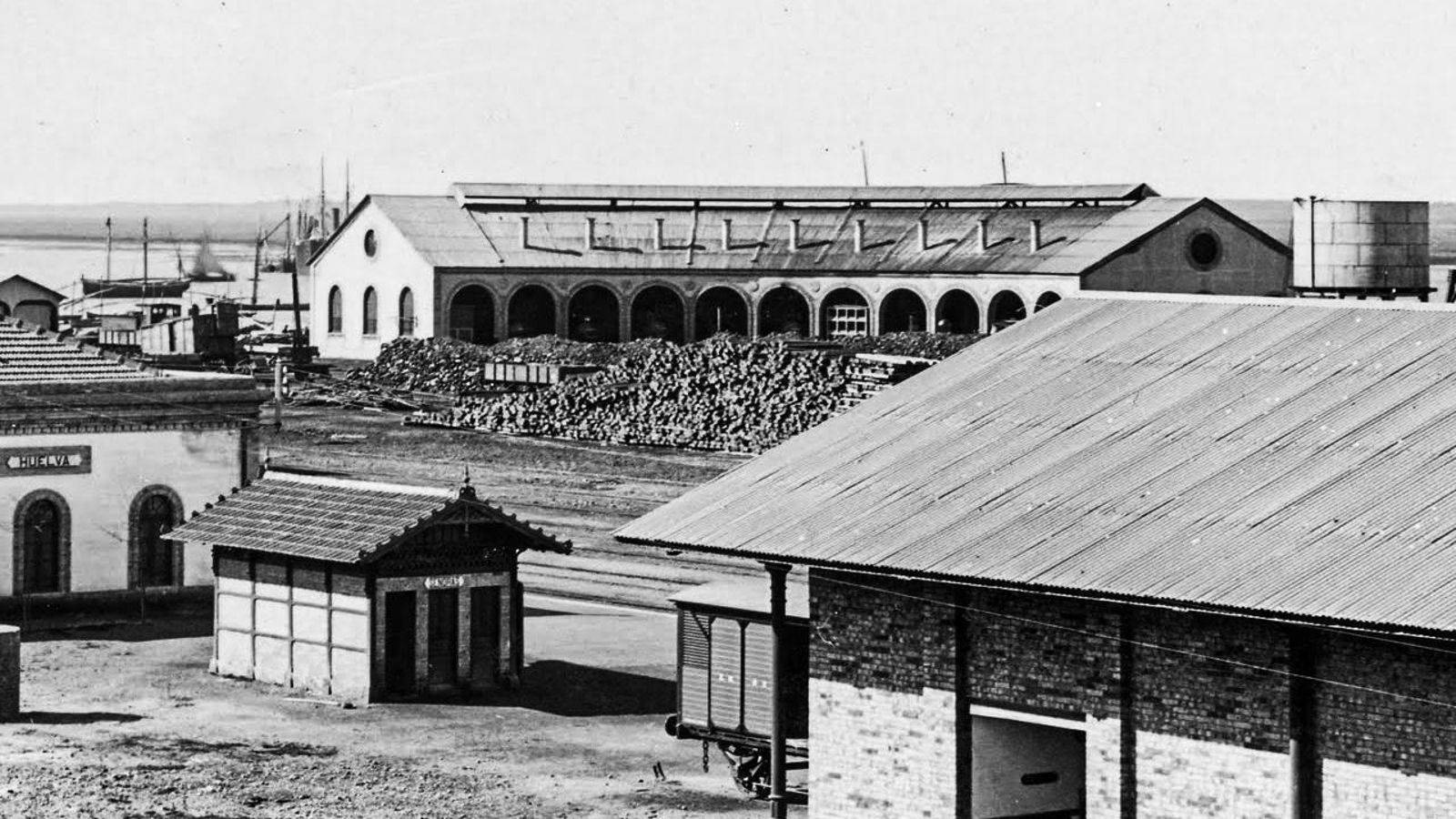 Cocheras en estación de Huelva.
