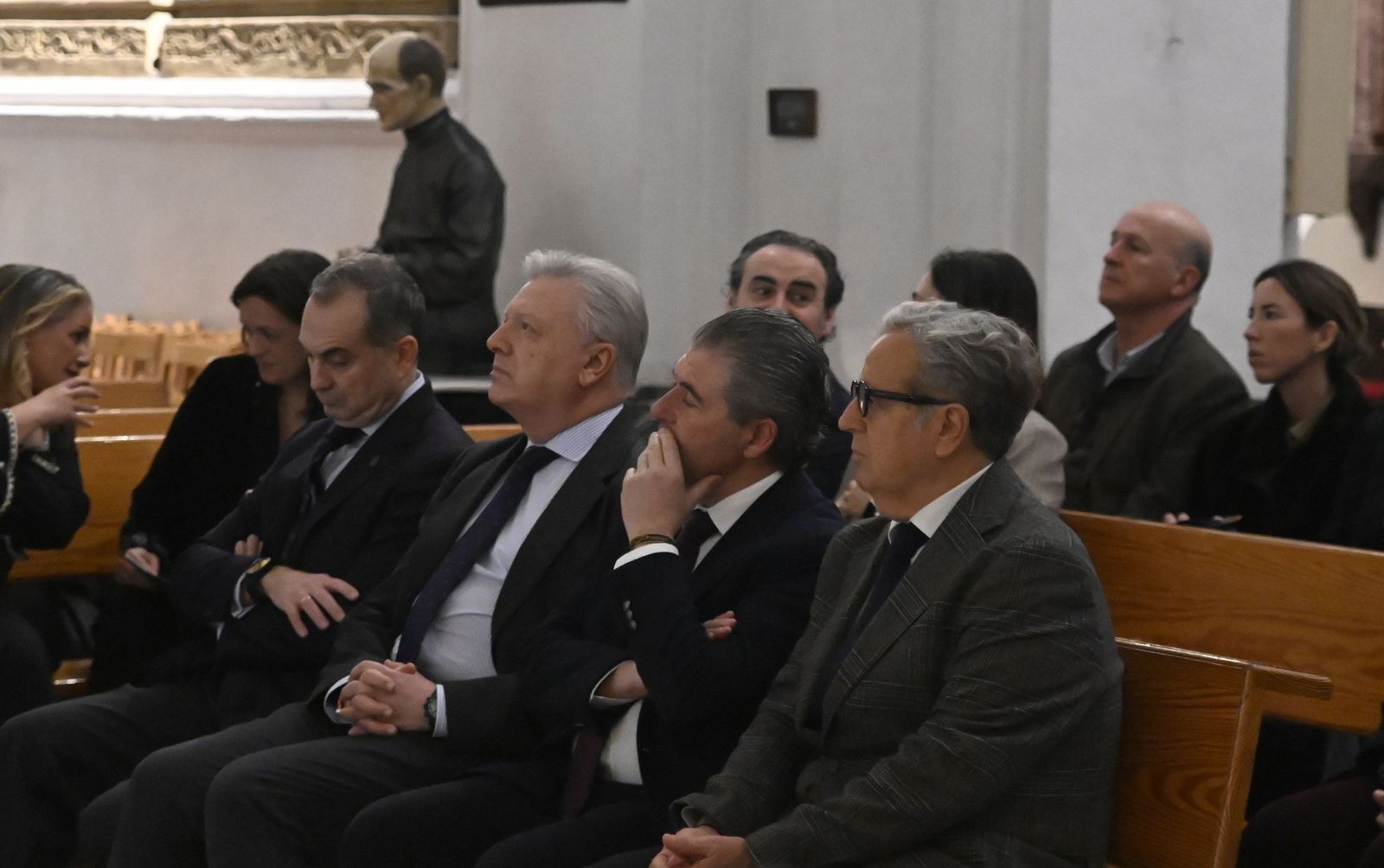 Las fotos de la presentación del manto de la Reina de los Mártires de Córdoba tras su restauración