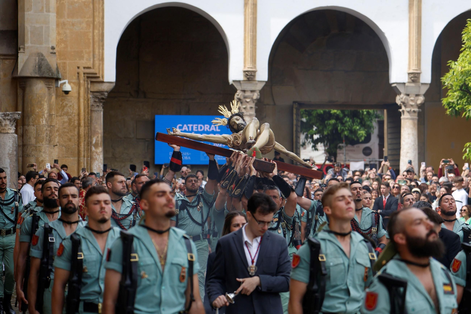 El vía crucis de la Caridad con la Legión en el Viernes Santo de Córdoba, en imágenes