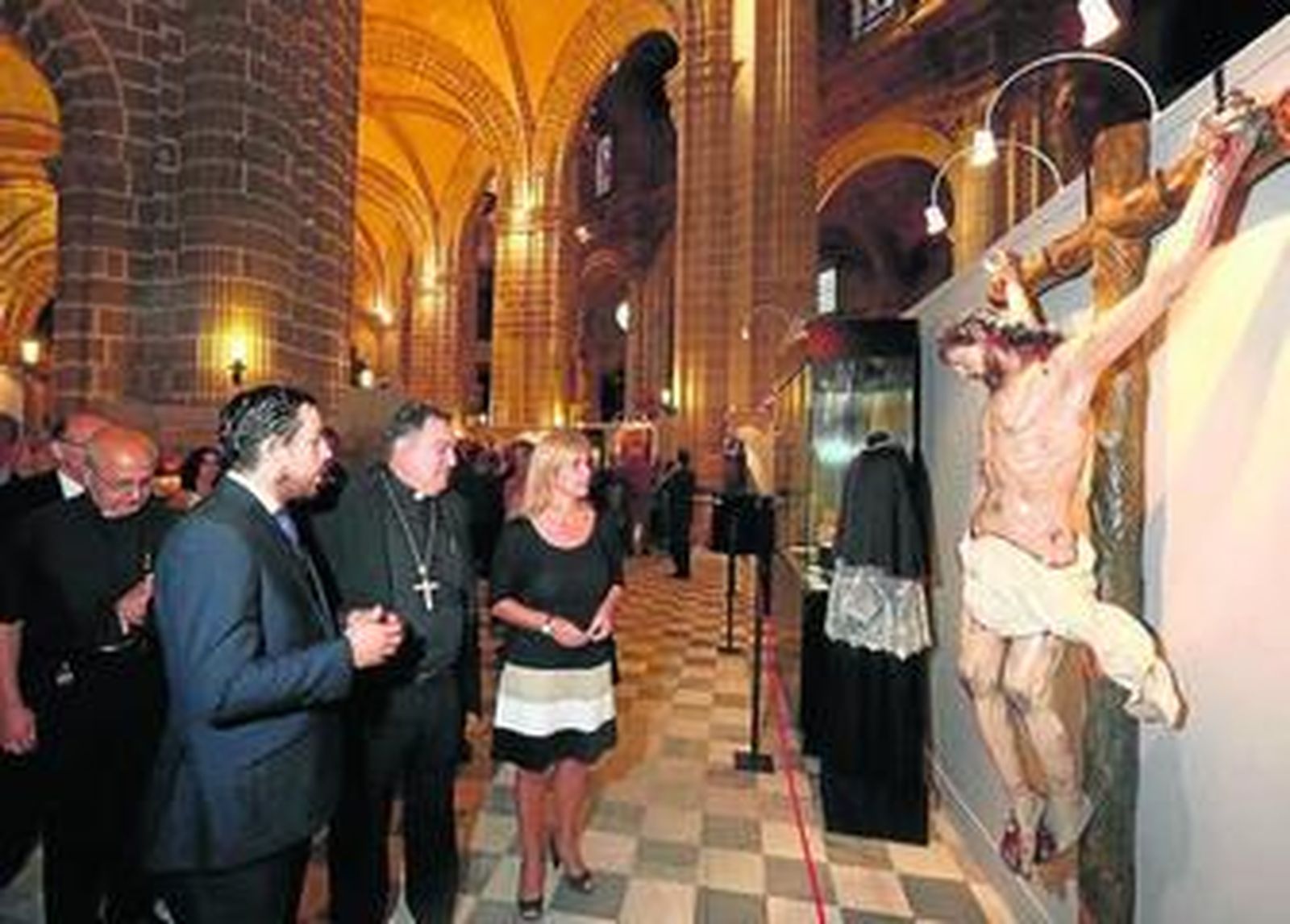 Pelayo recorre ayer, junto al obispo José Mazuelos, la exposición de la Catedral.