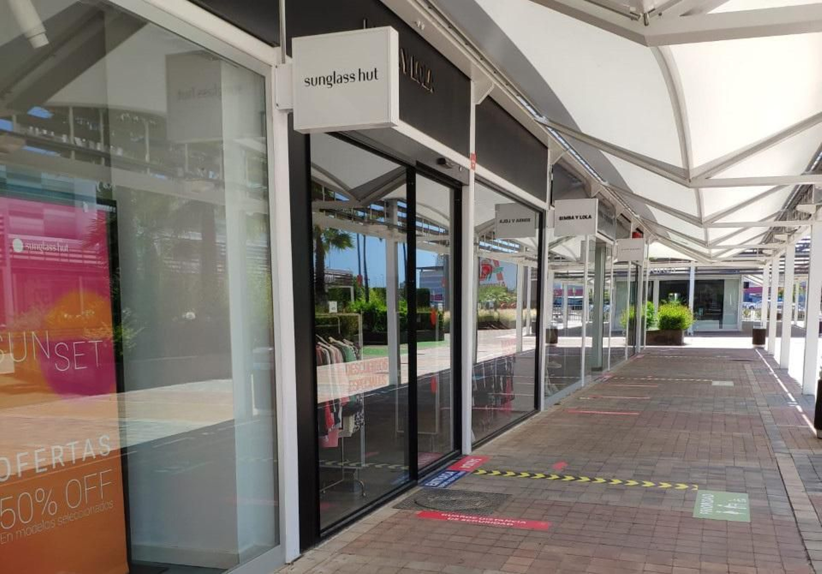 Una de las zonas de tiendas del centro comercial LUZ Shopping