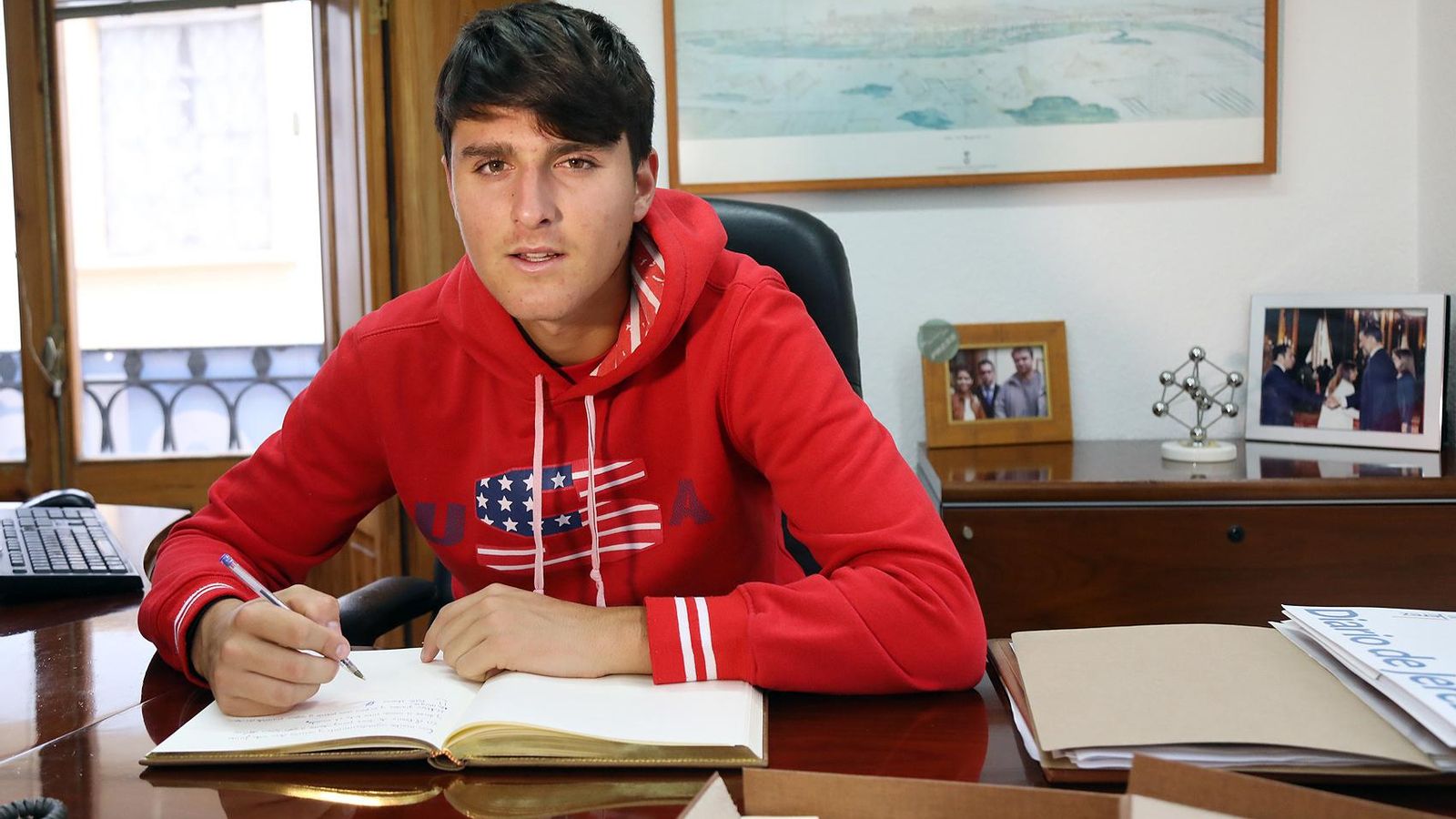 Pablo LLamas firma en el Libro de Honor de Diario de Jerez.