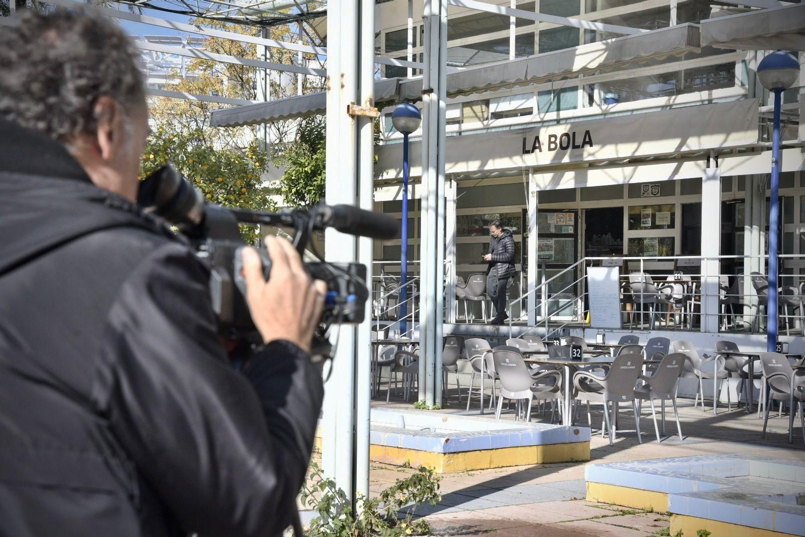 El bar La Bola de la Cartuja que está siendo registrado por la UCO en el marco de la operación en la que han sido detenidos Vicente Fernández y Leire Díez.