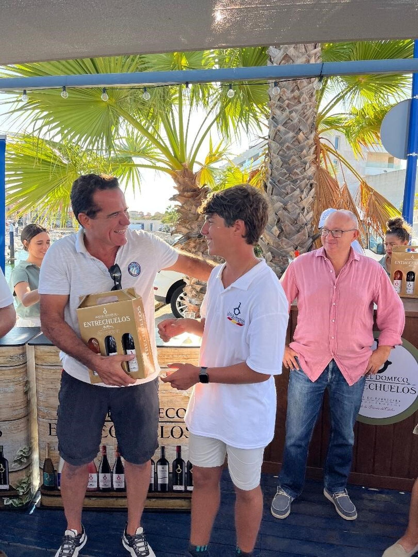 Miguel Domecq con el concejal José Ignacio González Nieto, entregando el premio a Juanjo Ocaña.
