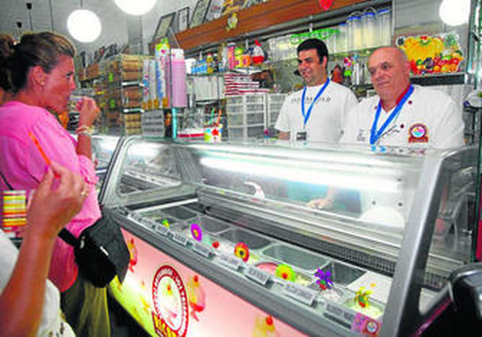 1. Clientas degustan los helados ante el maestro heladero Ricardo Muñoz y el coctelero Rafael Florencio. 2. Los helados se sirven en pequeños vasos a modo de chupitos. 3. Algunas de las variedades.