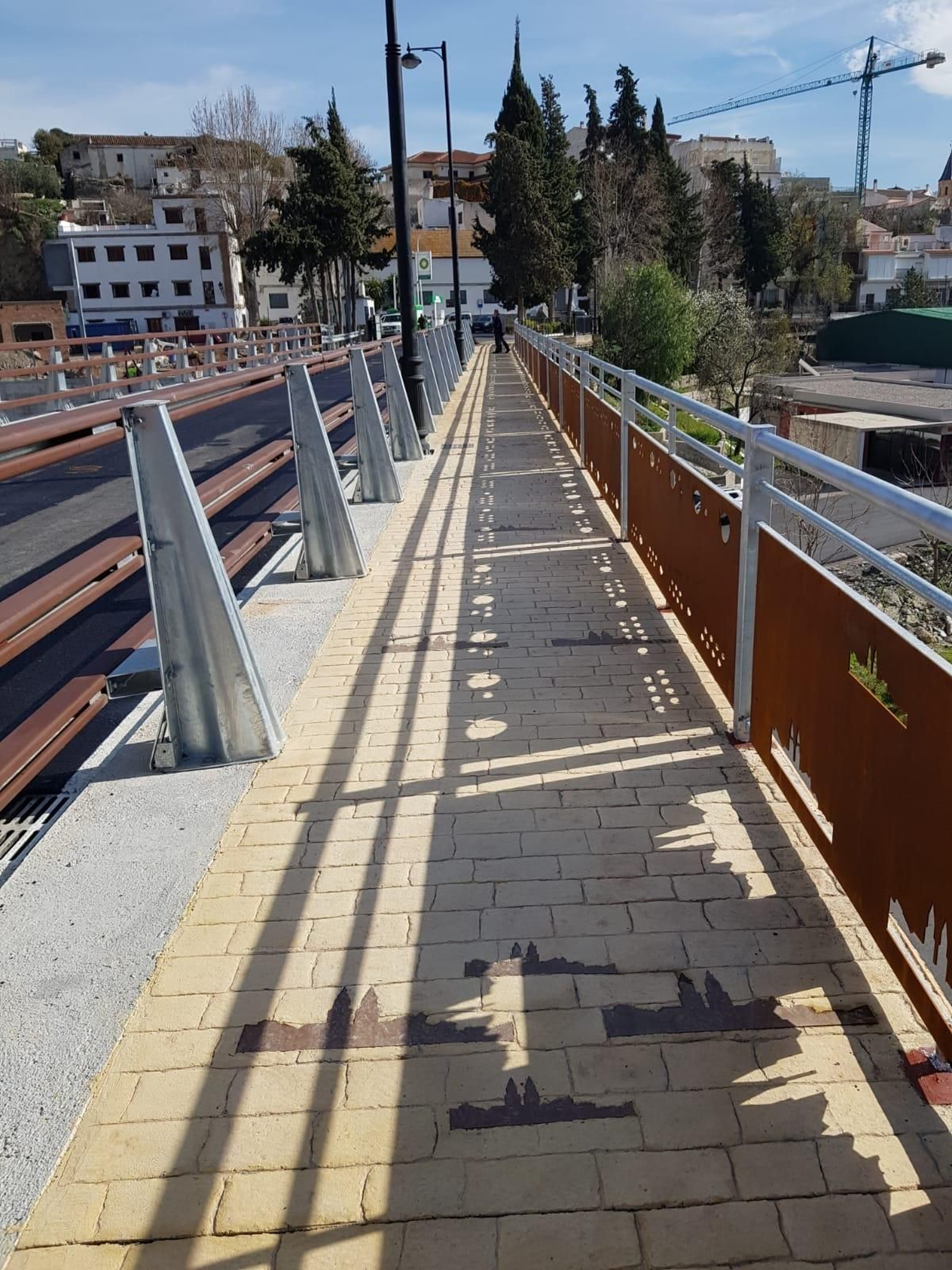 El nuevo puente de río Chico de Órgiva ya está en funcionamiento.