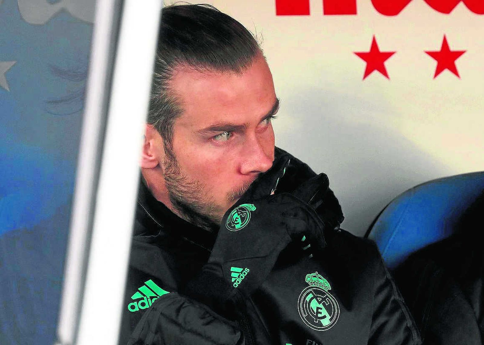 Bale sigue con rostro muy serio desde el banquillo de Butarque el partido entre el Leganés y el Real Madrid.