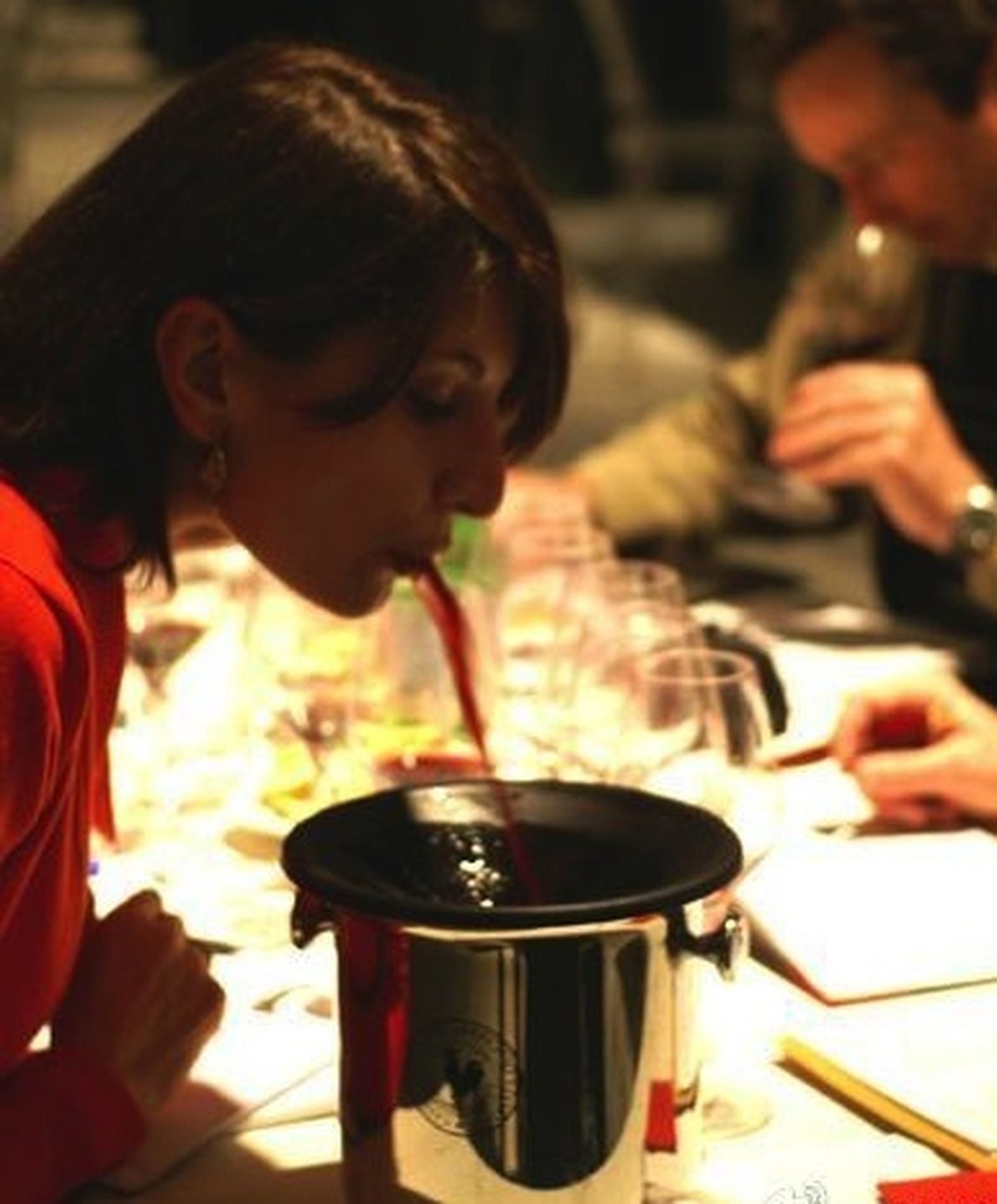 Catadora escupiendo el vino.