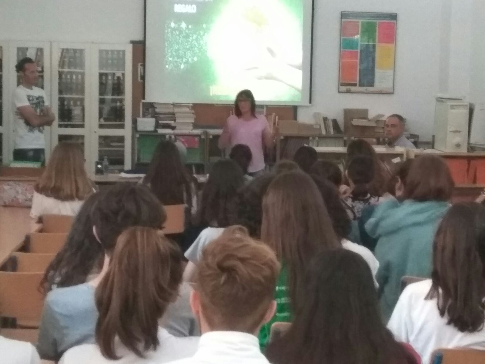 Una de las internas que ha participado en la actividad se dirige a los alumnos.