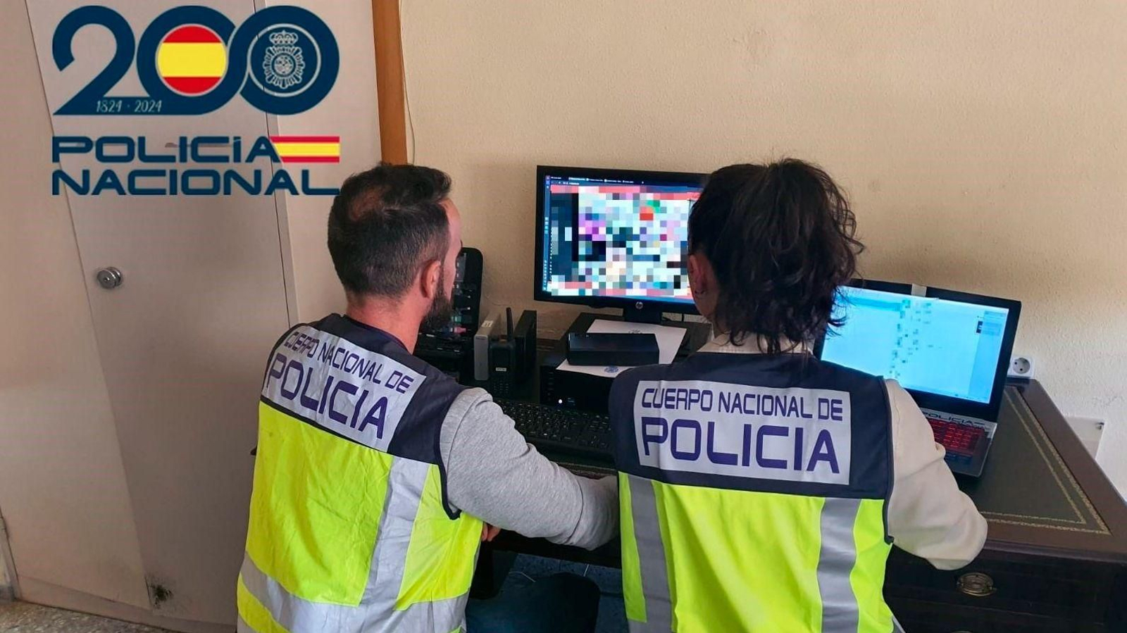 Policías nacionales, en una investigación de pornografía infantil.