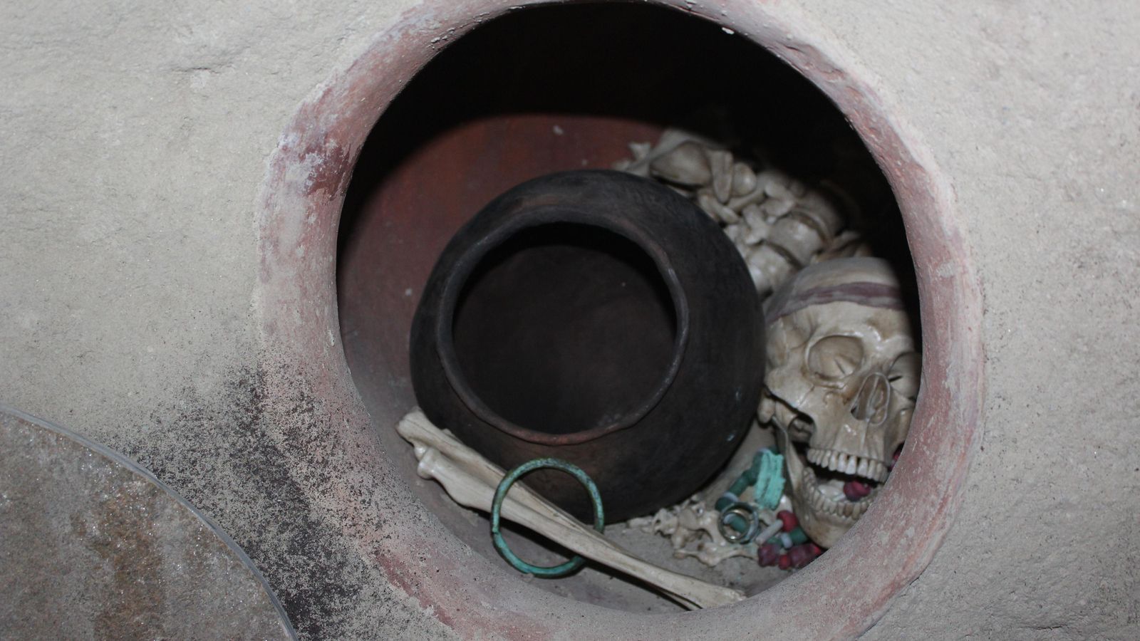 Ejemplo de enterramiento en vasija, incluyendo un rico ajuar (casa argárica de Antas).