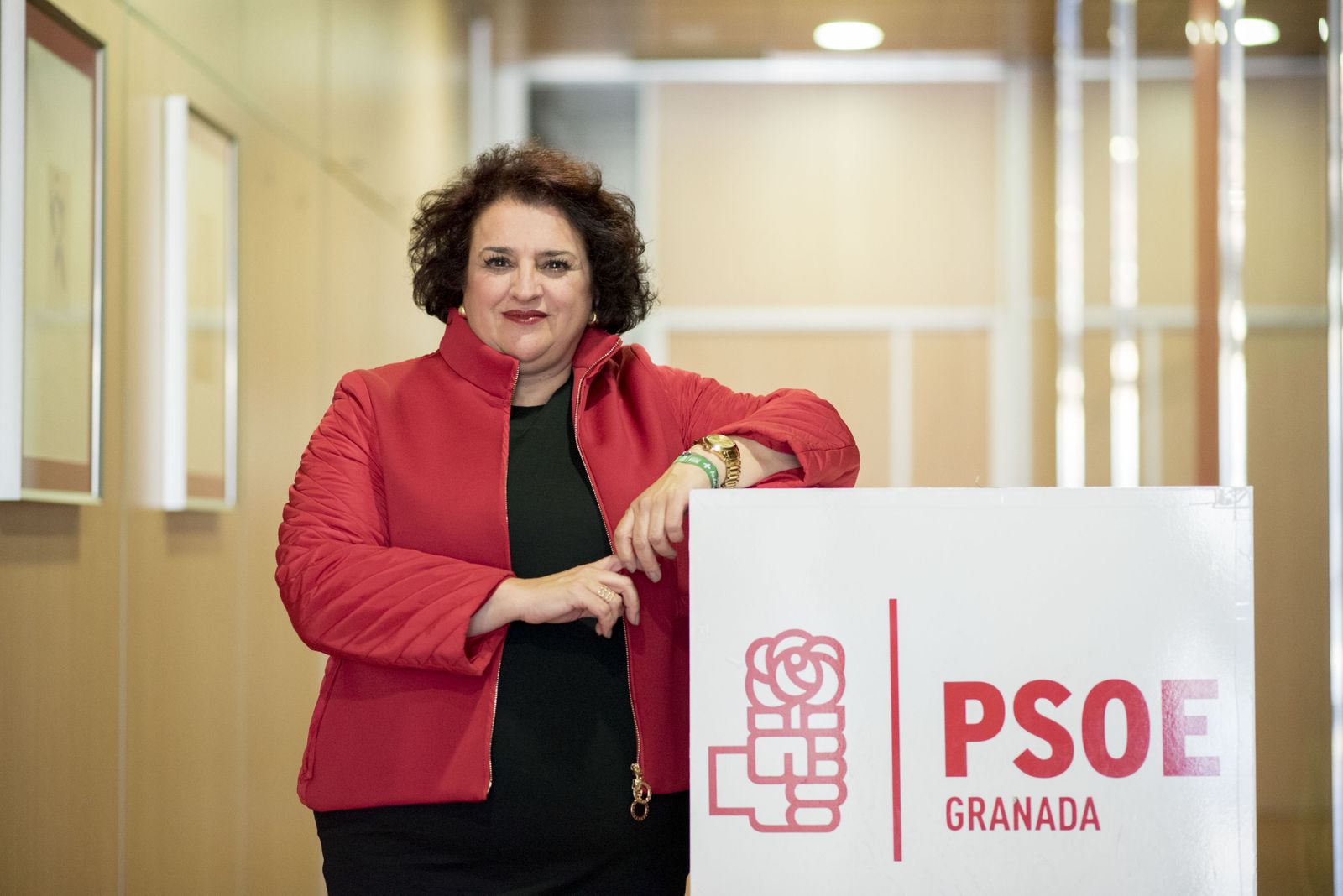 Imagen de Teresa Jiménez en la sede del PSOE en Granada