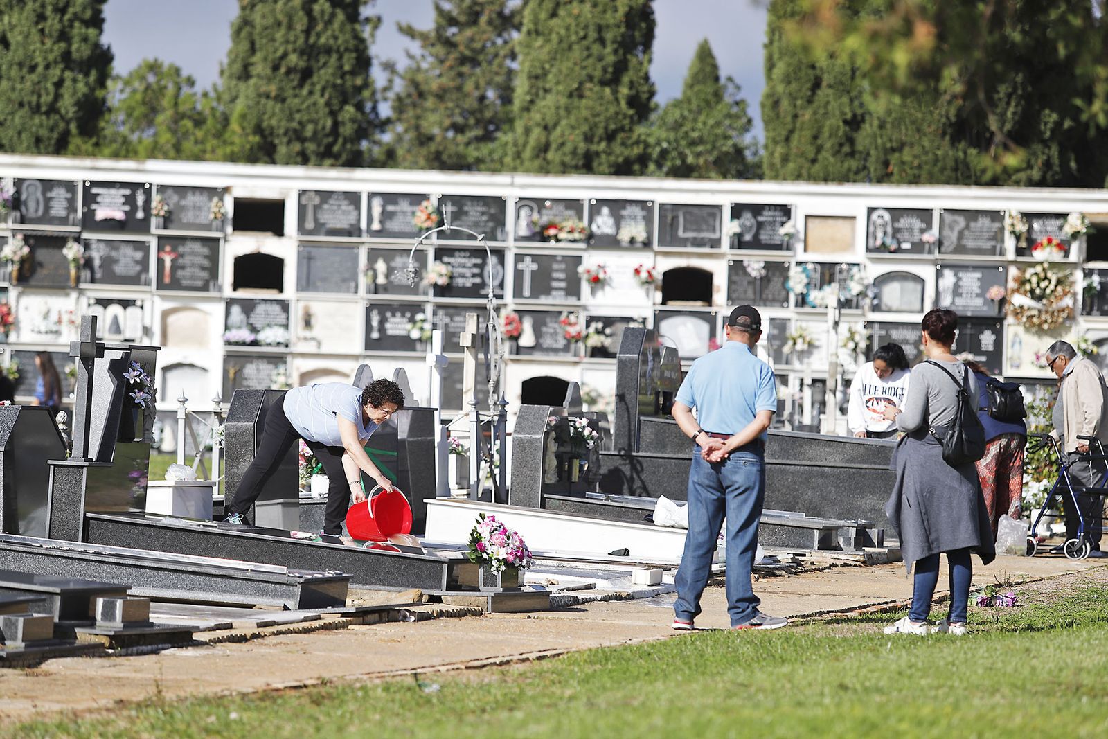 Imágenes del Día de Todos los Santos en el cementerio de la Soledad de Huelva