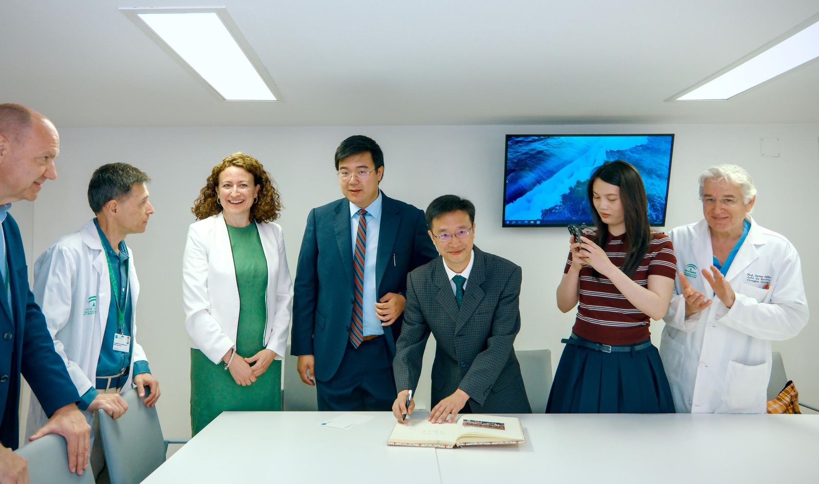 Un momento de la visita de la delegacion china al servicio de Cirugia General del Virgen del Rocío.