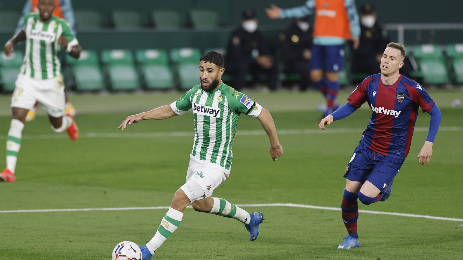 Fekir encara la portería tras su gran jugada.