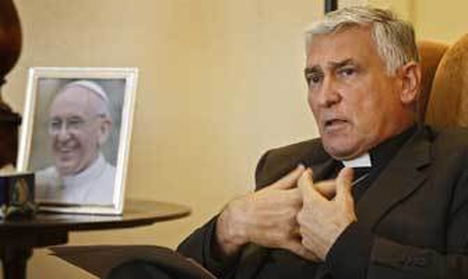 El obispo Rafael Zornoza Boy, en un momento de la entrevista realizada en su despacho. /Joaquín Pino