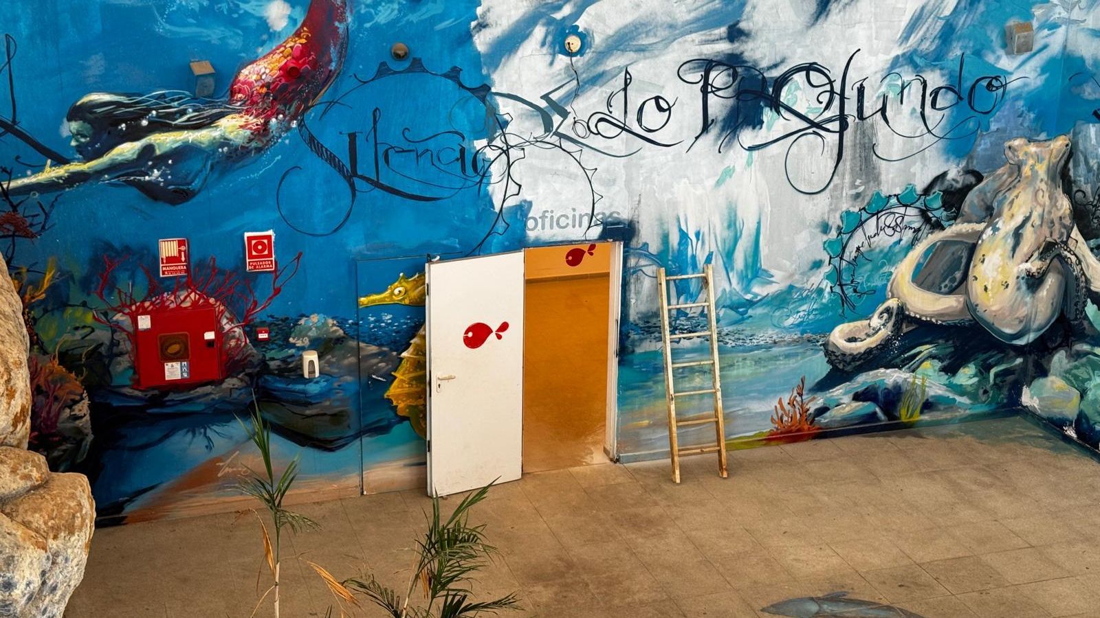 Los operarios trabajan en las instalaciones para reabrirlas cuanto antes