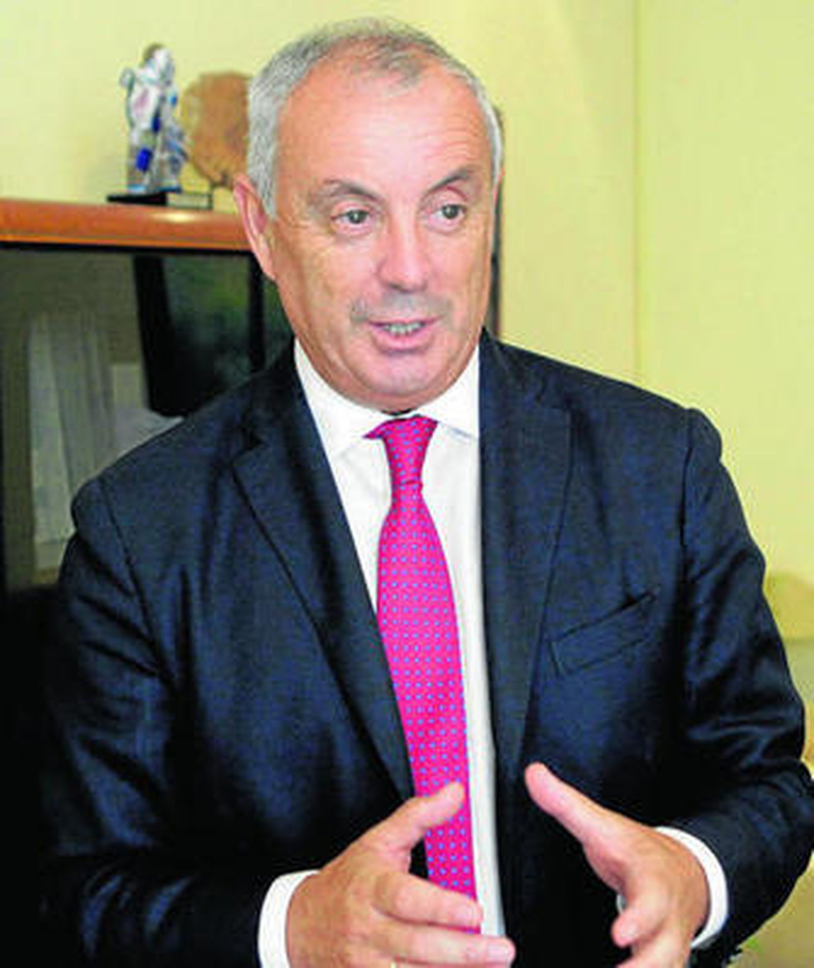 El candidato socialista de la Xunta, Pachi Vázquez, en su despacho durante la entrevista con Efe.