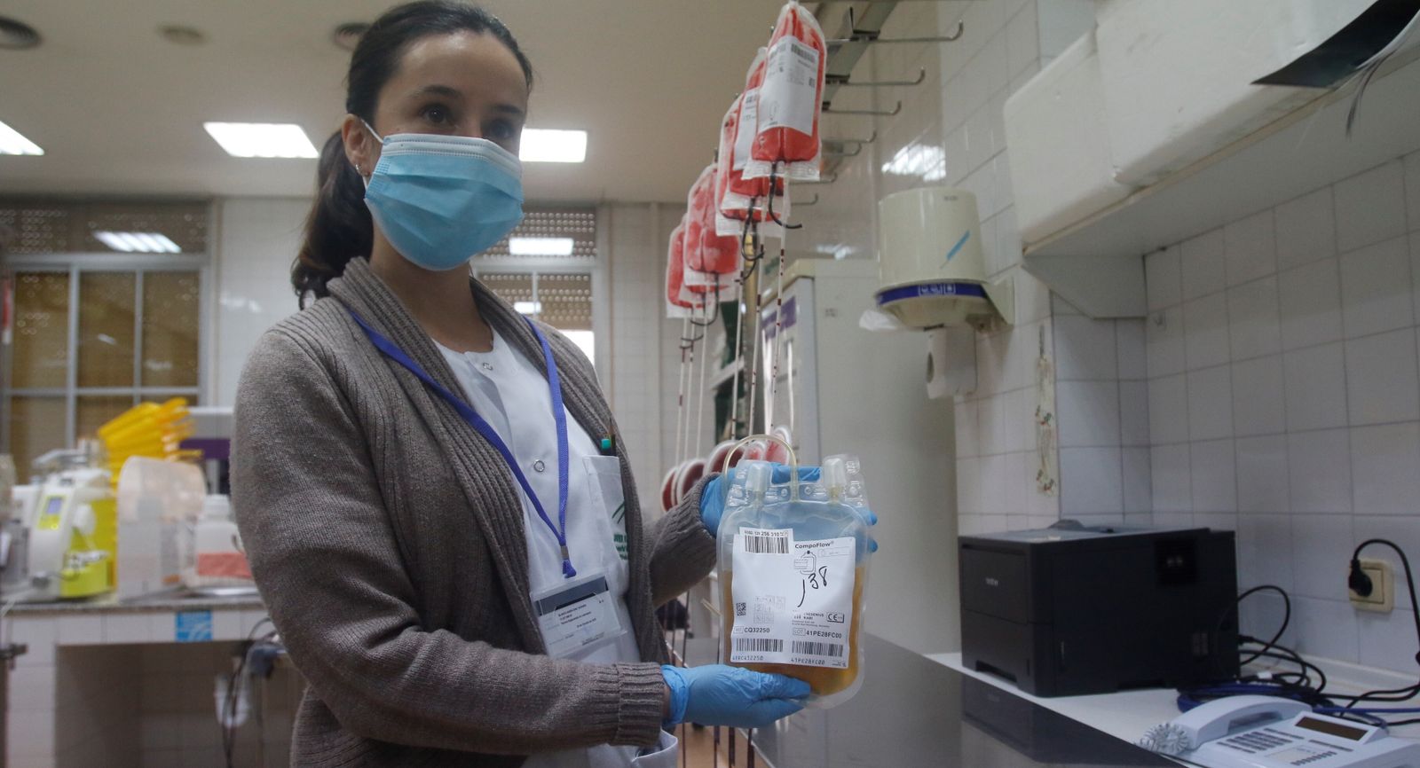 Una profesional del CTTC muestra una bolsa de plasma.