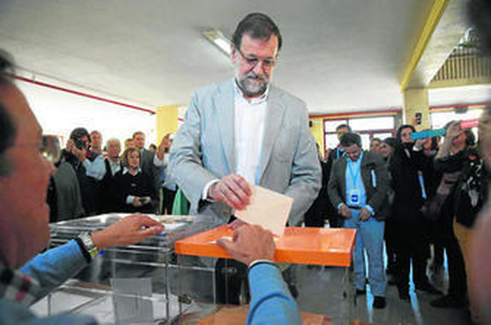 El presidente del Gobierno, Mariano Rajoy, deposita el voto en el colegio electoral Bernadette de Aravaca, en Madrid.