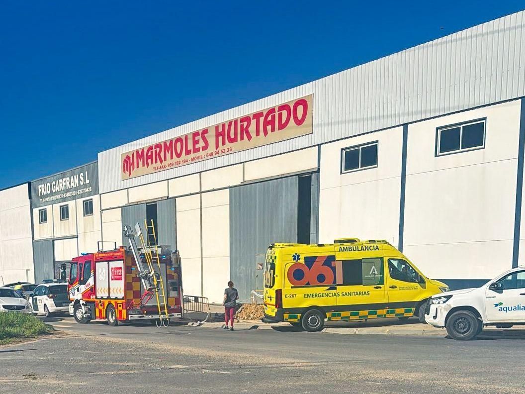 Muere un hombre tras precipitarse desde una altura de 10 metros en una nave del polígono La Barca de Cartaya