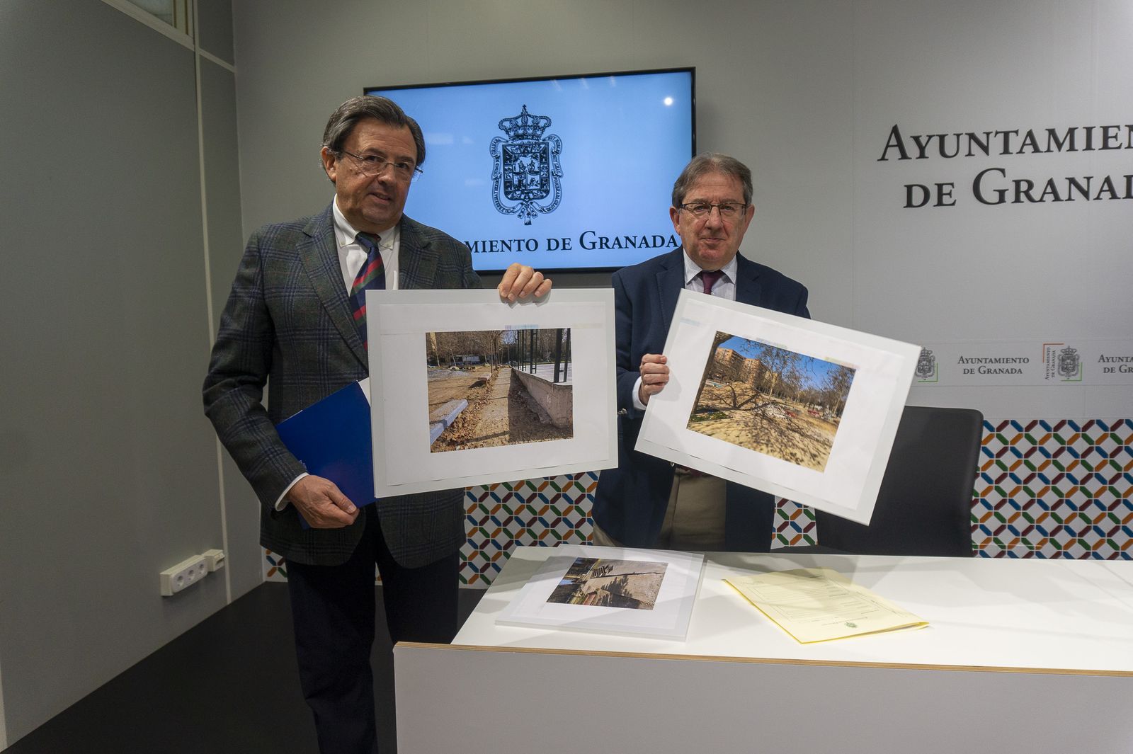 Los concejales Luis González y Carlos Ruiz Cosano muestran imágenes del deterioro de zonas del Distrito Norte de Granada