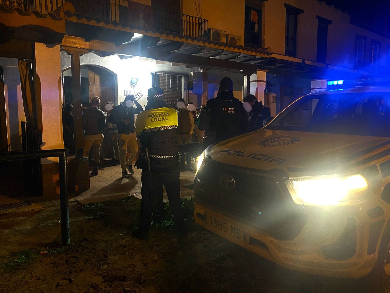 Los agentes interponen denuncias en una casa discoteca en El Rocío.