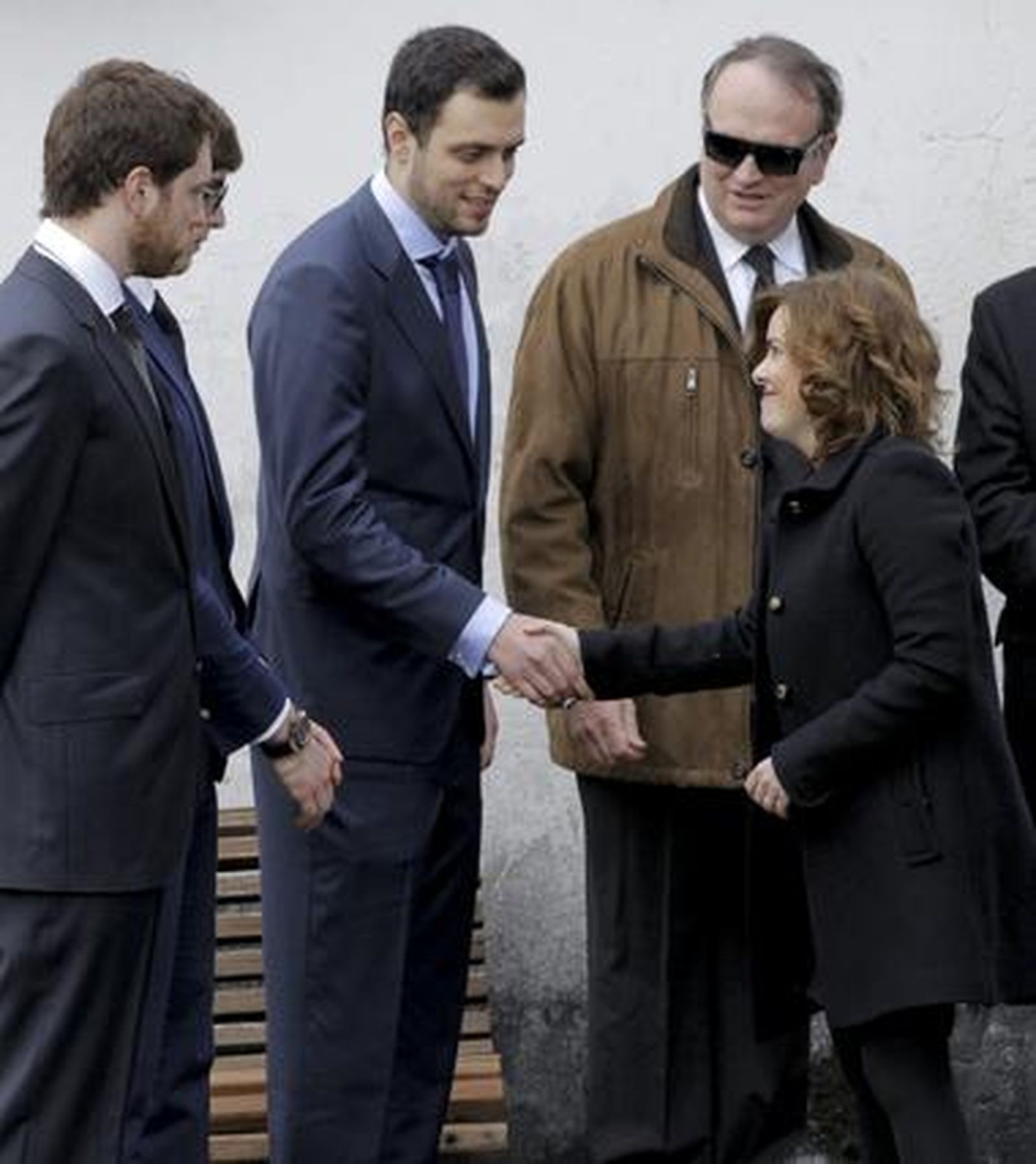 Sáenz de Santamaría da el pésame a algunos familiares.

Foto: Efe/Reuters
