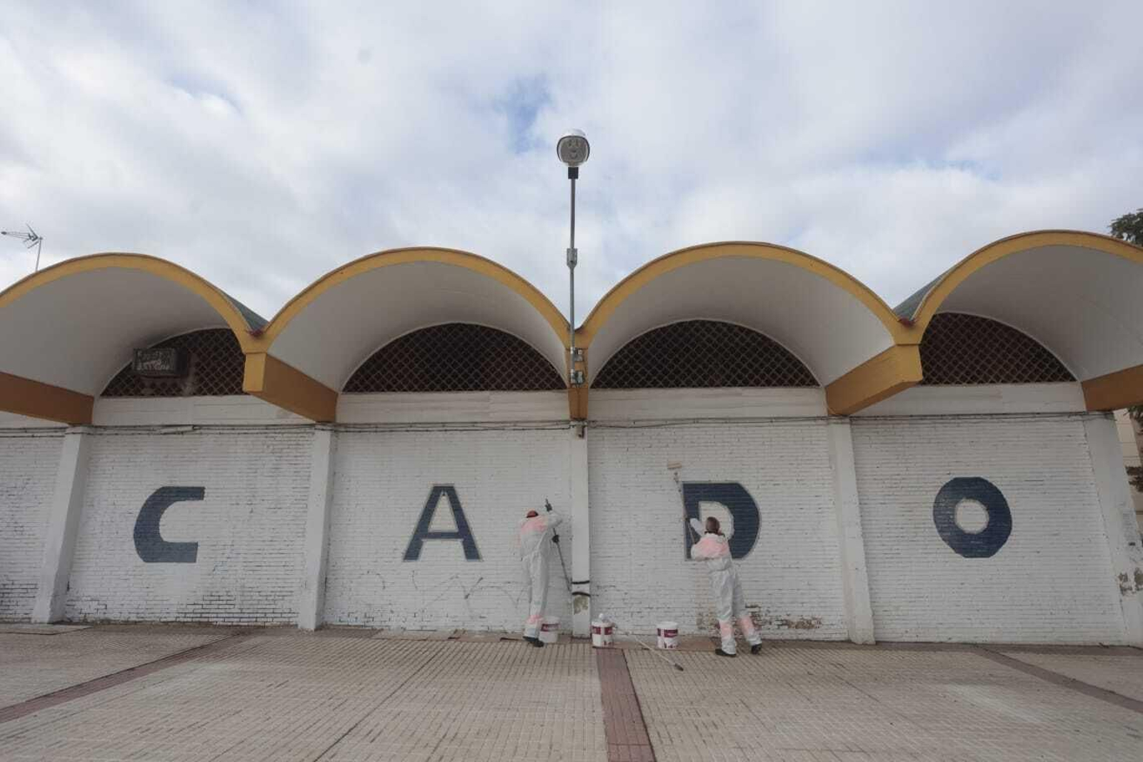 Dos operarios de la brigada de limpieza de pintadas de Lipasam trabajando en el Tiro de Línea.