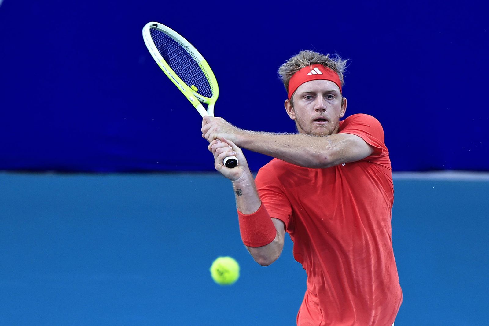 Davidovich salva cuatro bolas de partido y avanza en Acapulco