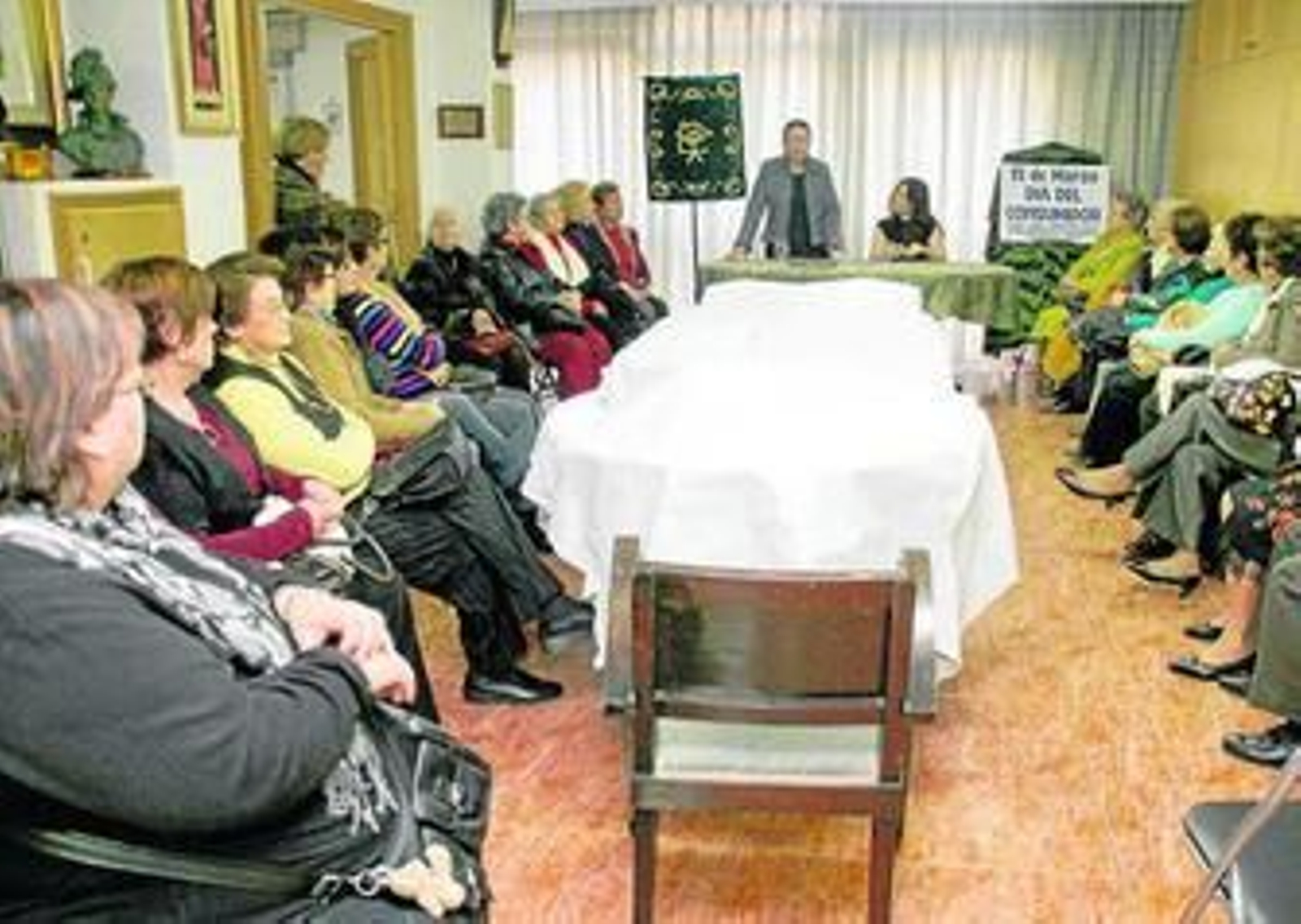 Reunión mantenida por los representantes y usuarias de la asociación.