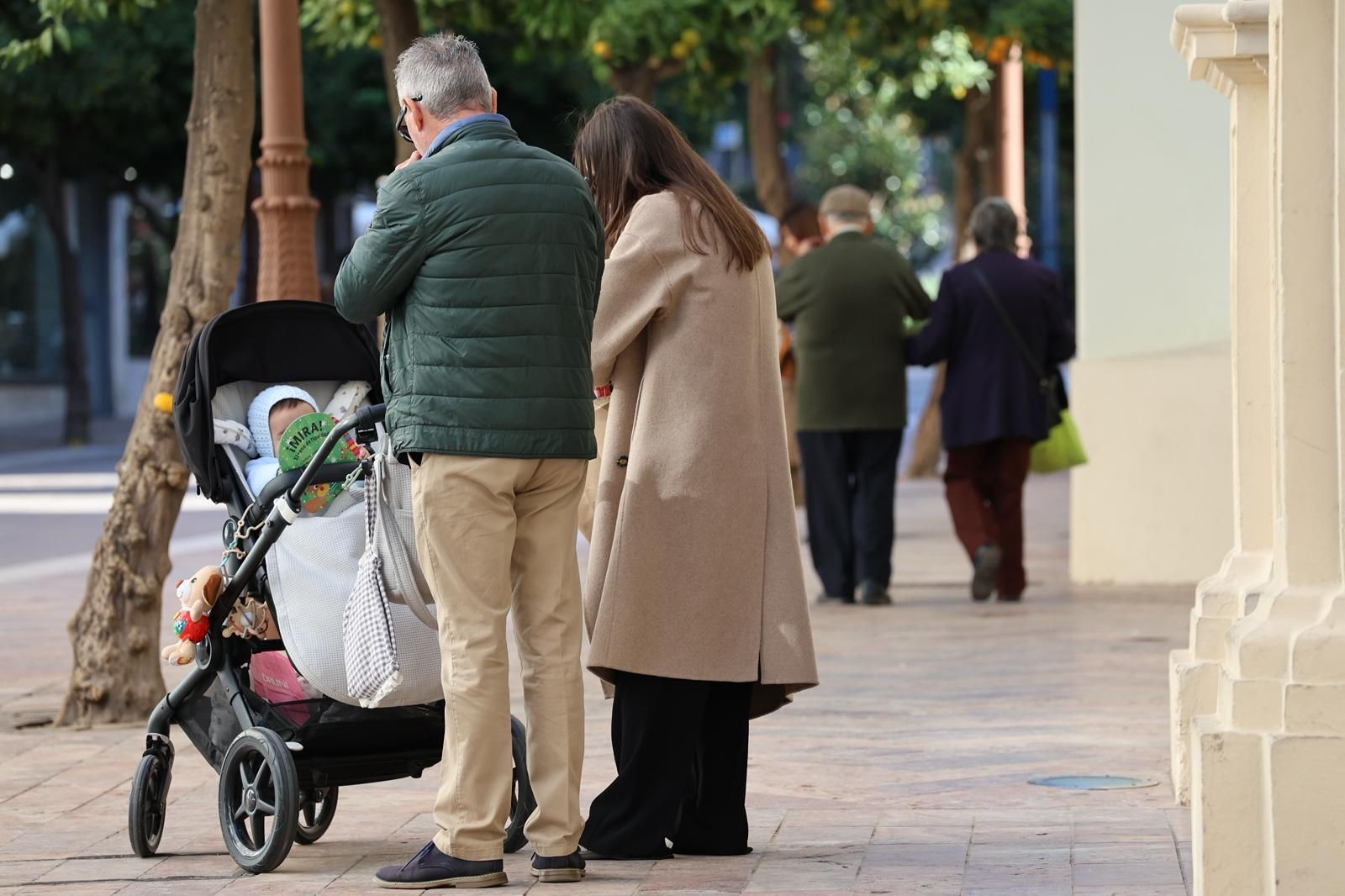 Un bebé en un carrito este jueves en Huelva capital.