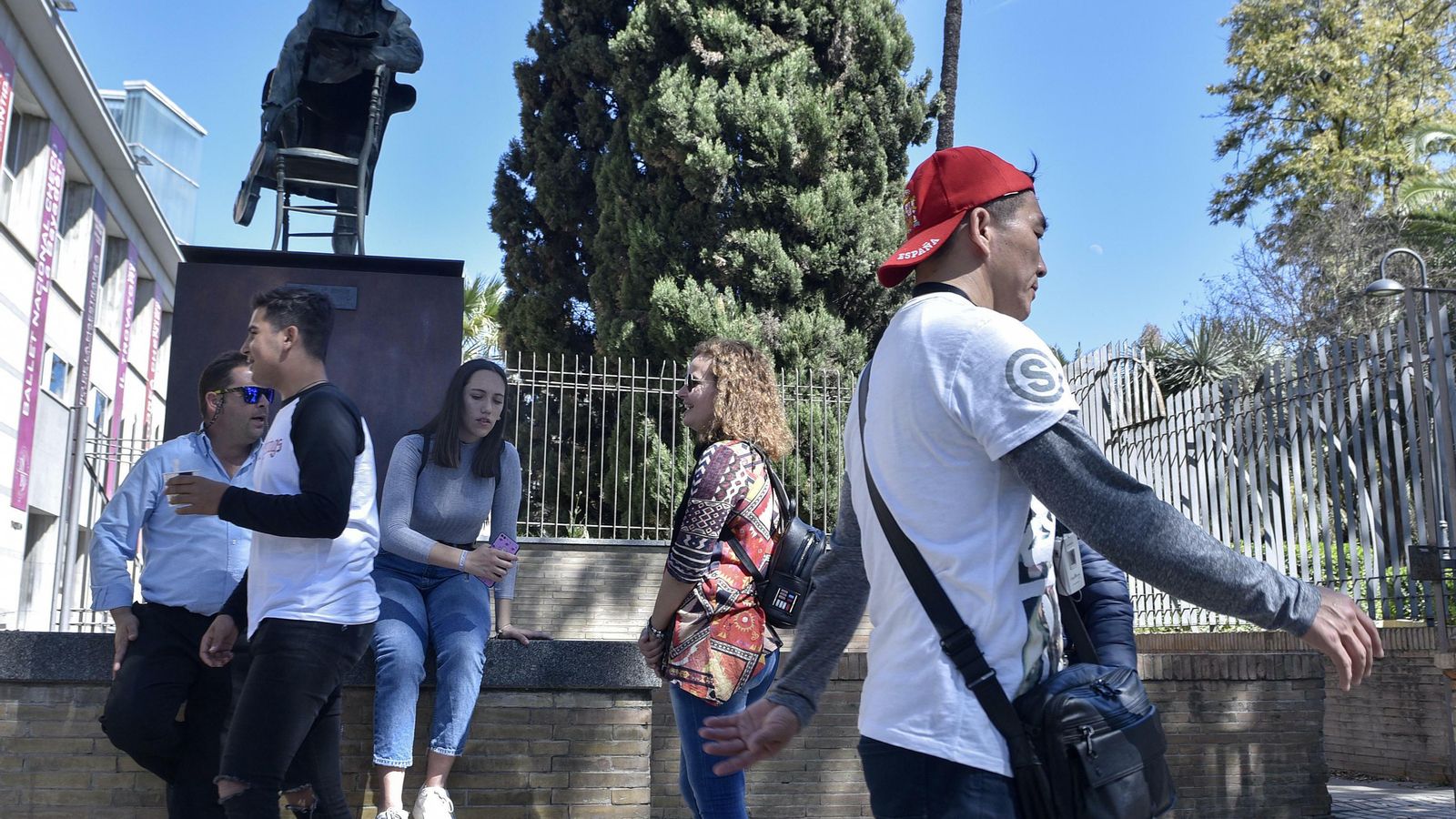 Turistas en el teatro de la Maestranza.