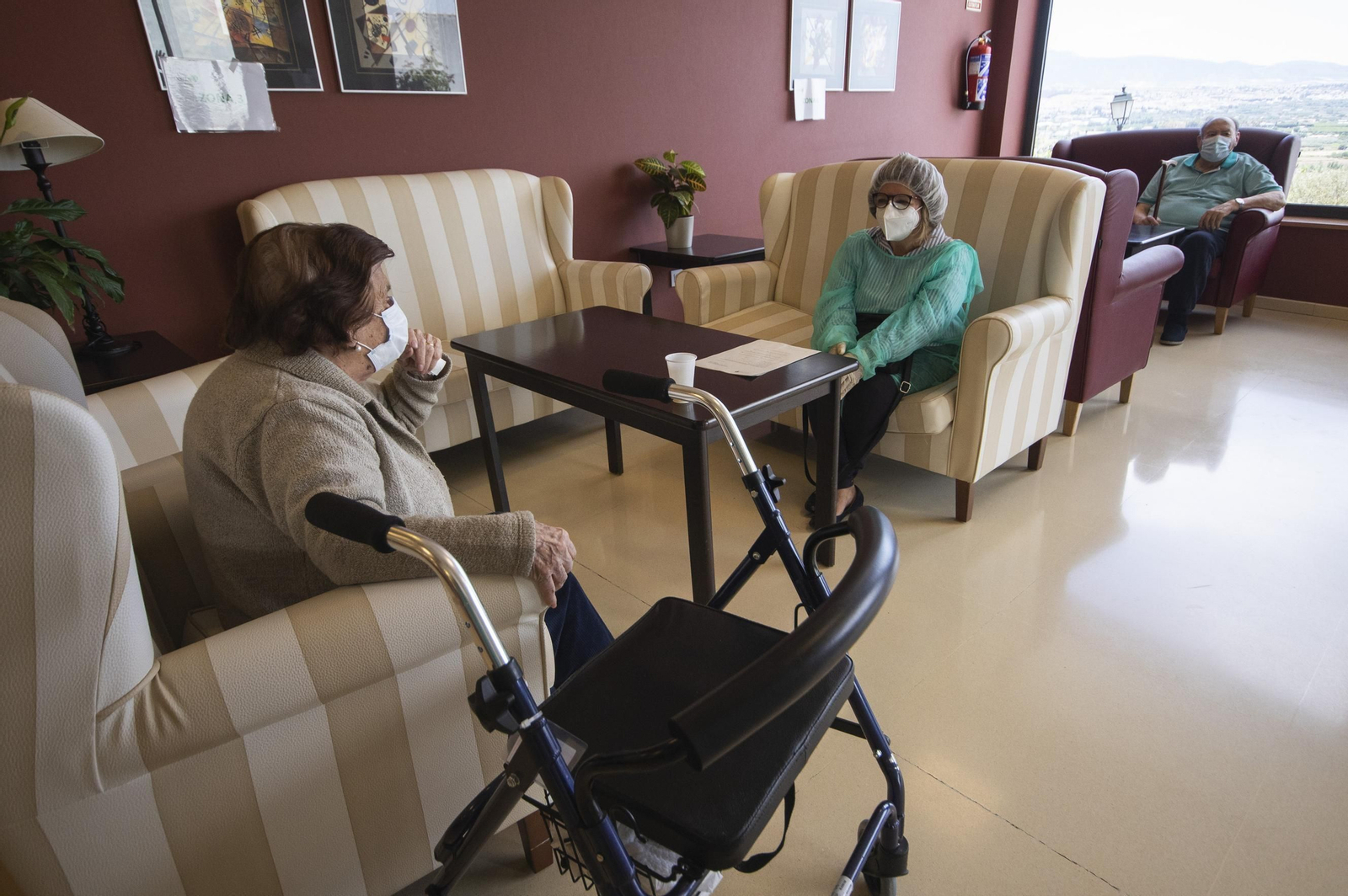 Dos personas mayores charlan en una residencia de ancianos