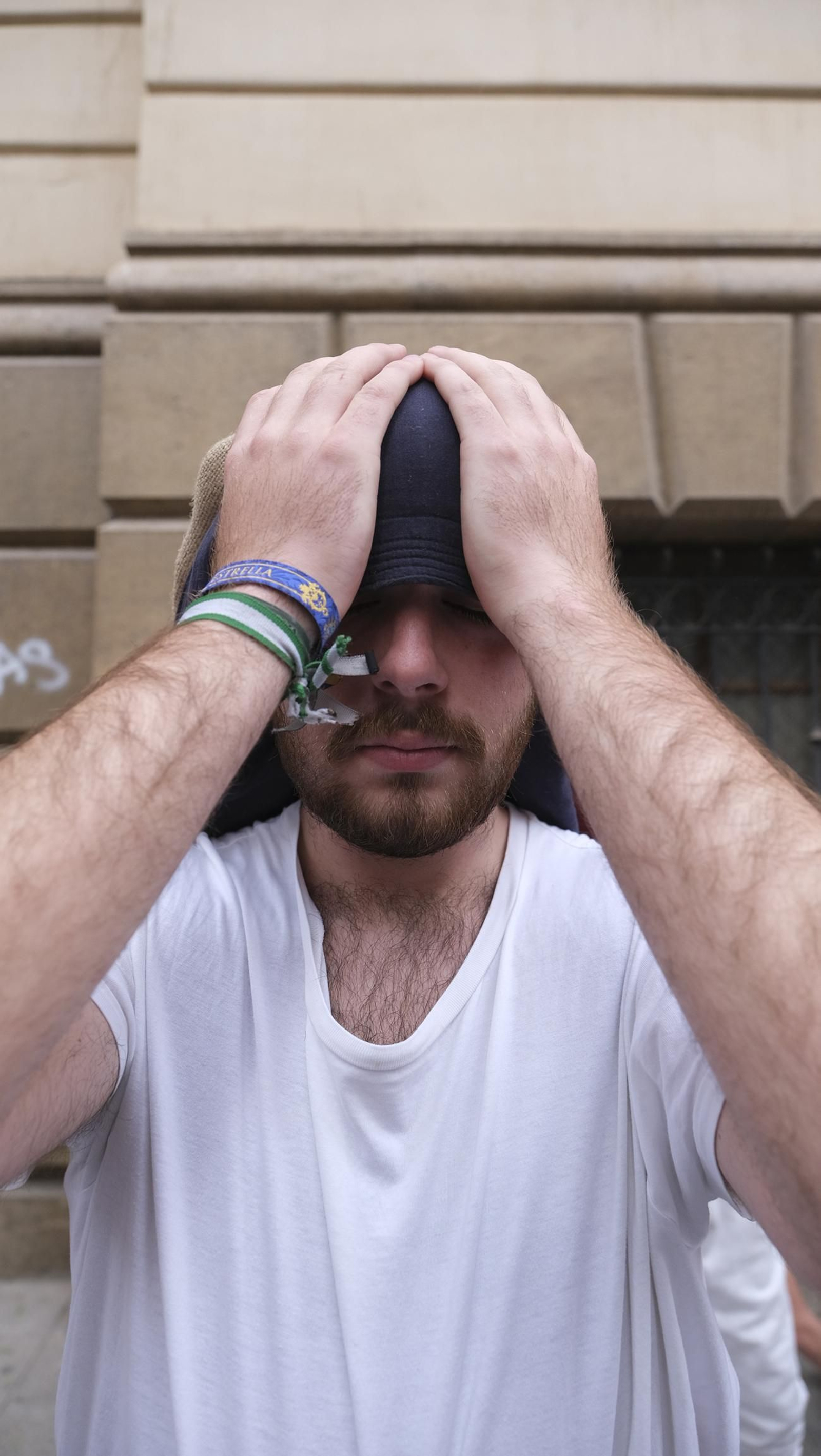 Un costalero de Coronación se ajusta el costal.