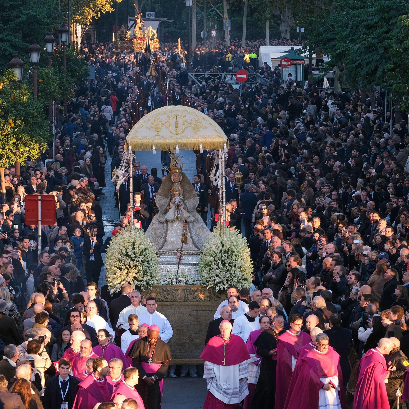 La Virgen de los Reyes en el Paseo de Colón y el Gran Poder, al fondo.