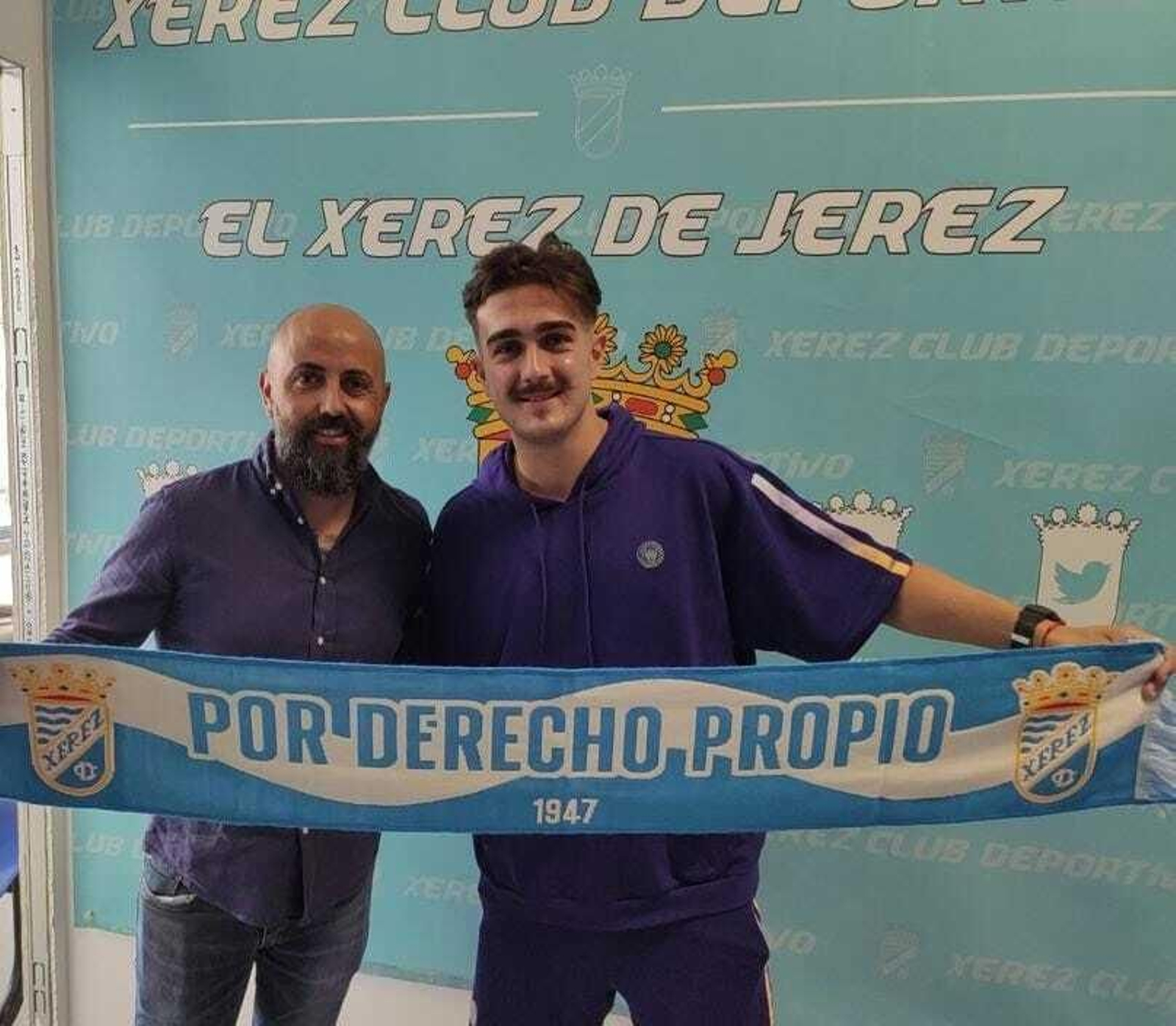 Joselillo posa junto a Juan Luis Gil, presidente azulino, con una bufanda del Xerez CD.